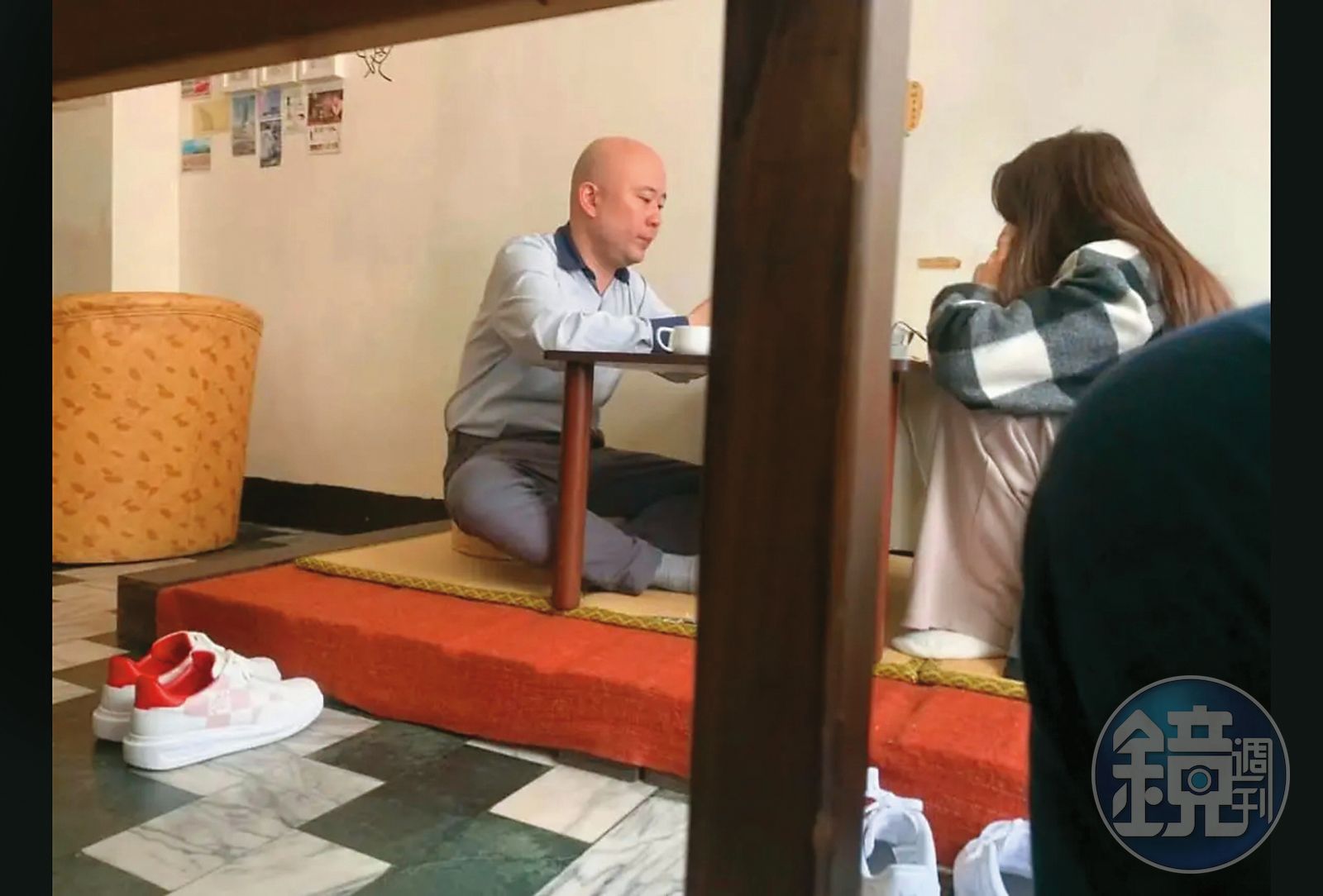 Dora和吳冠威單獨吃火鍋、約會,被民眾偷拍。(讀者提供)