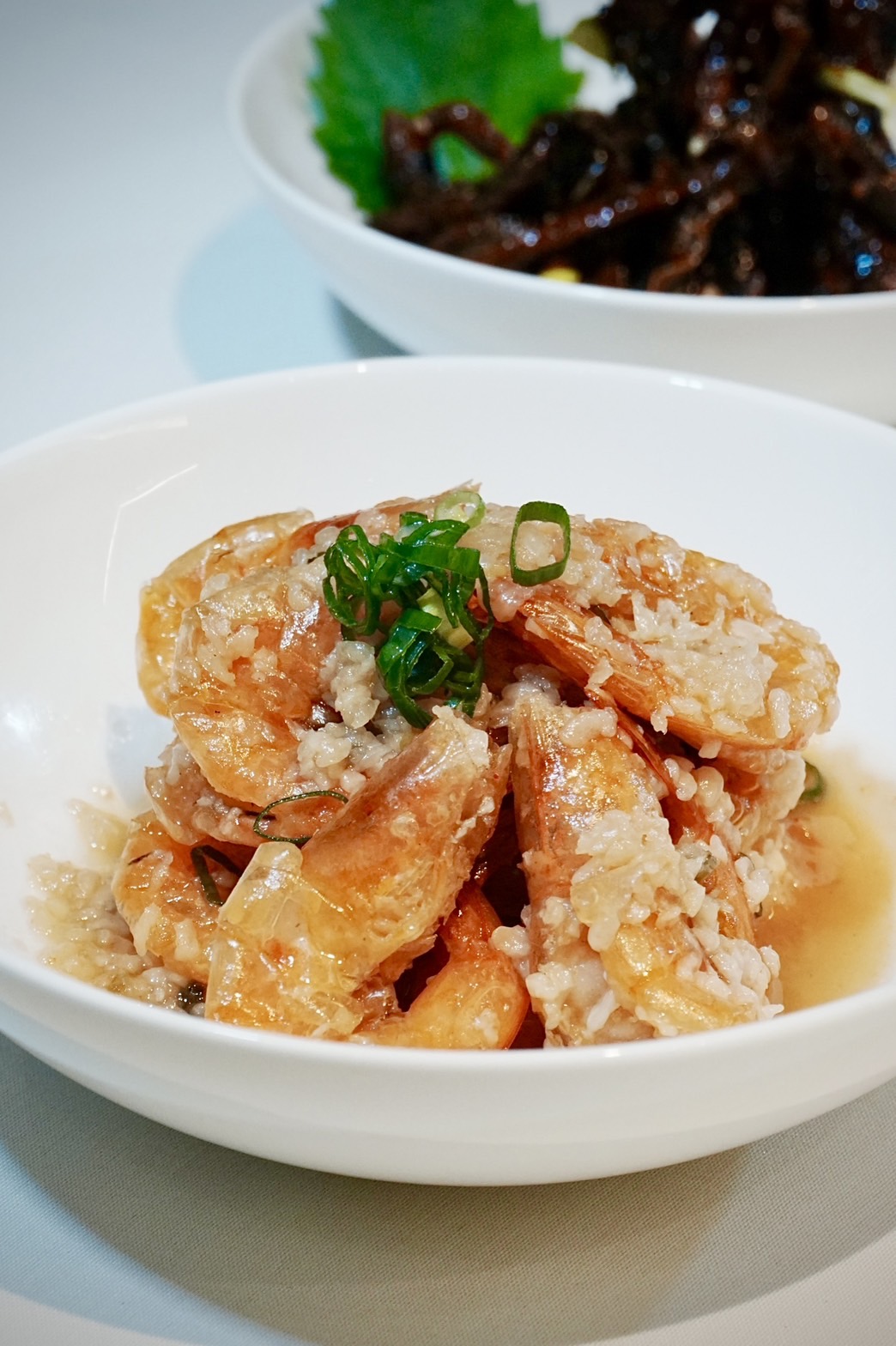 ：「酒釀油爆蝦」炒製時添加甜酒釀提味，連同蝦殼一起入口，吃起來鮮香開胃。（450元／份）