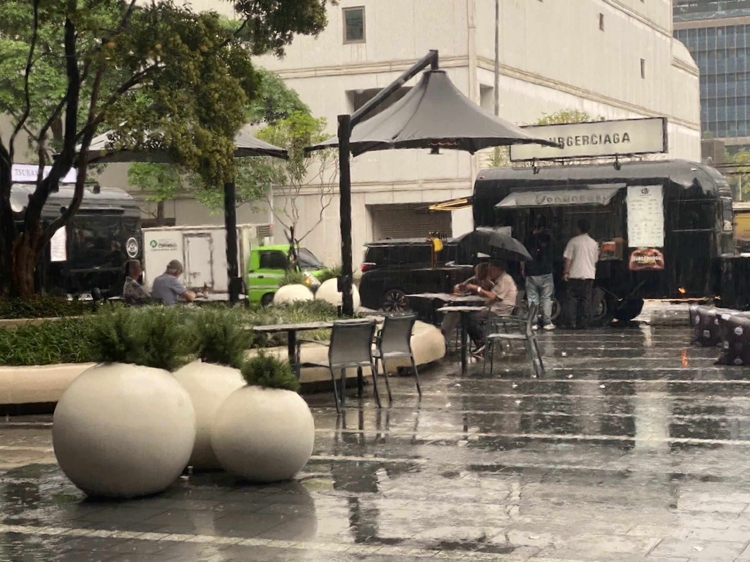 台北下大雨的日子裡，Tim曾看到兩對外國夫妻坐在戶外廣場悠閒度過午後時光。（楊國鼎提供）