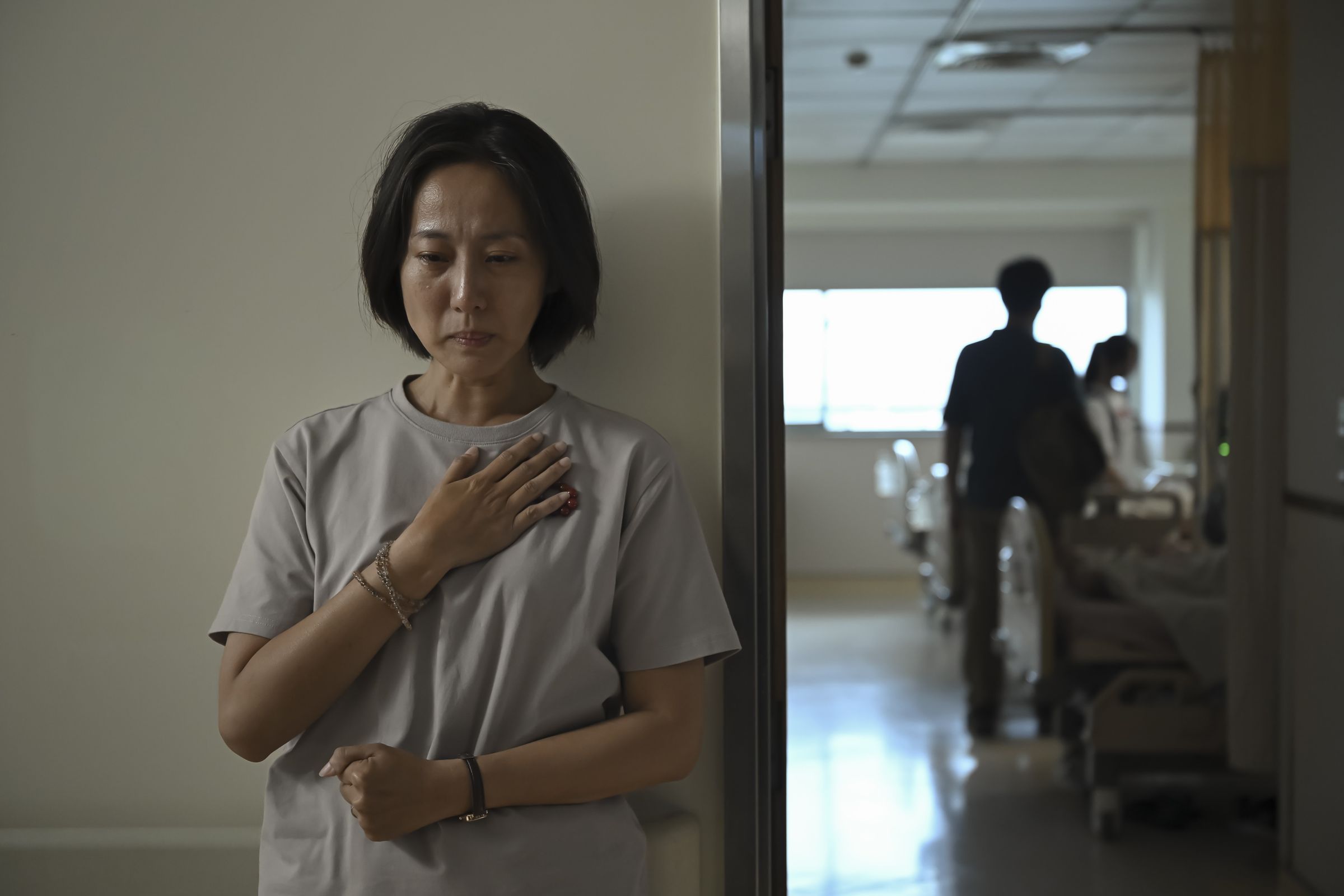 片中張詩盈面對老公失業、兒子癱瘓,女兒只是國中生,她必須一頭撐起這個家。(高二電影提供)