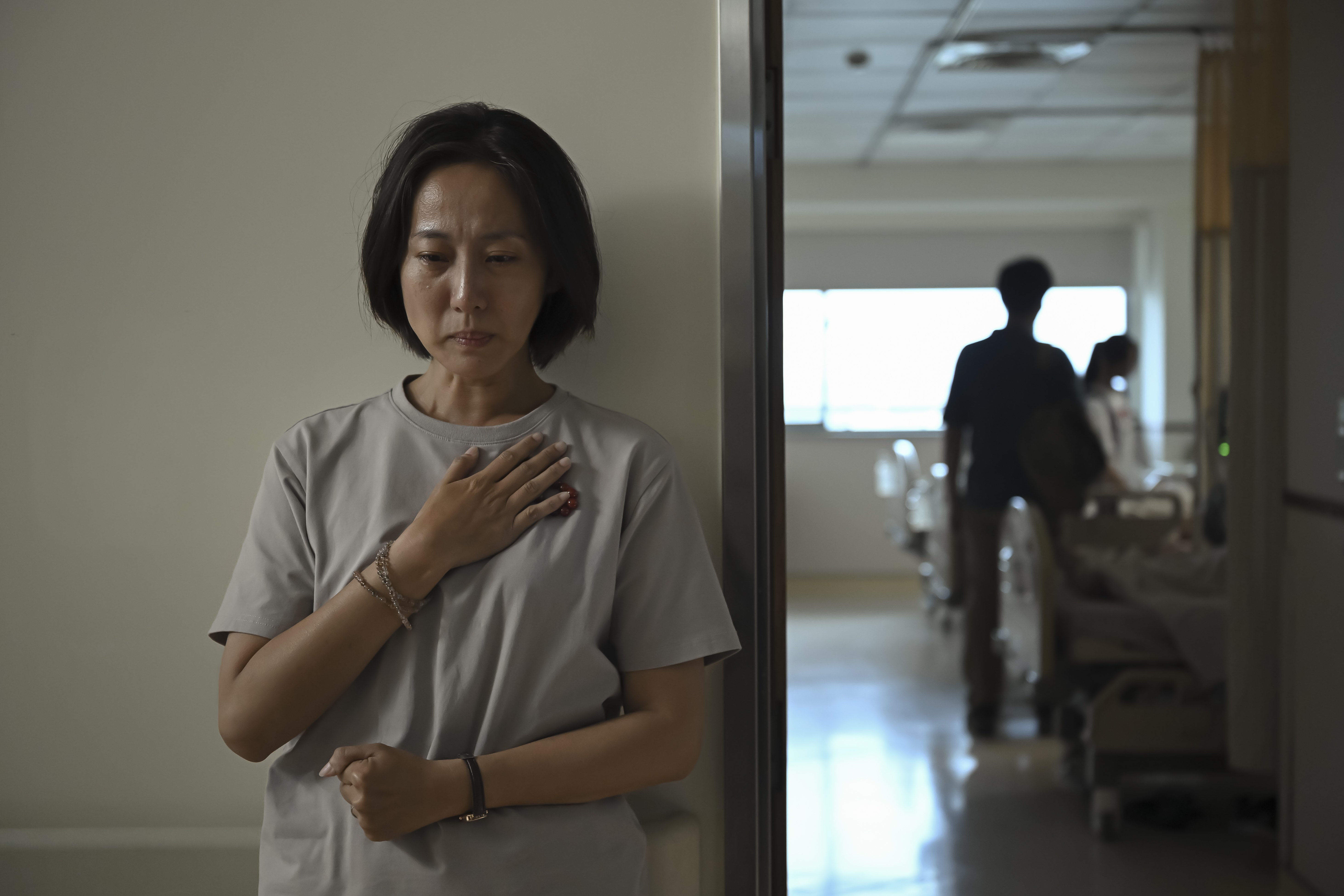 片中張詩盈面對老公失業、兒子癱瘓，女兒只是國中生，她必須一頭撐起這個家。（高二電影提供）