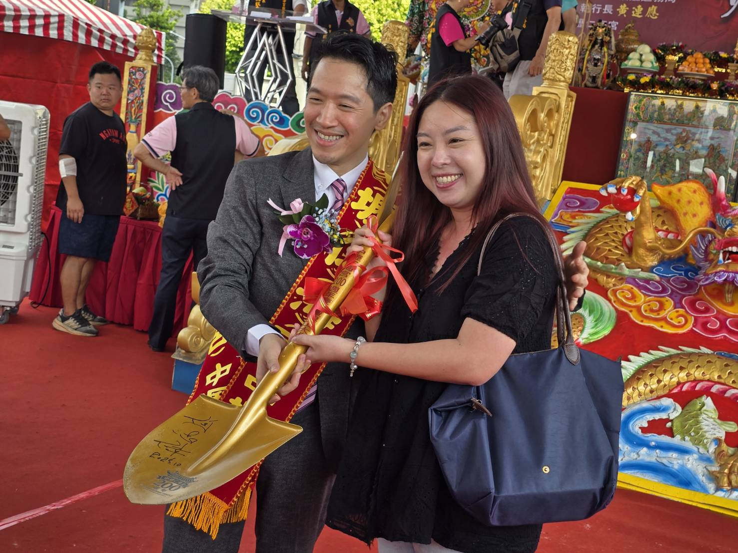 有民眾希望能獲贈動土使用過的金鏟子祈求好孕，何志偉欣然應允。（中壢仁海宮提供）