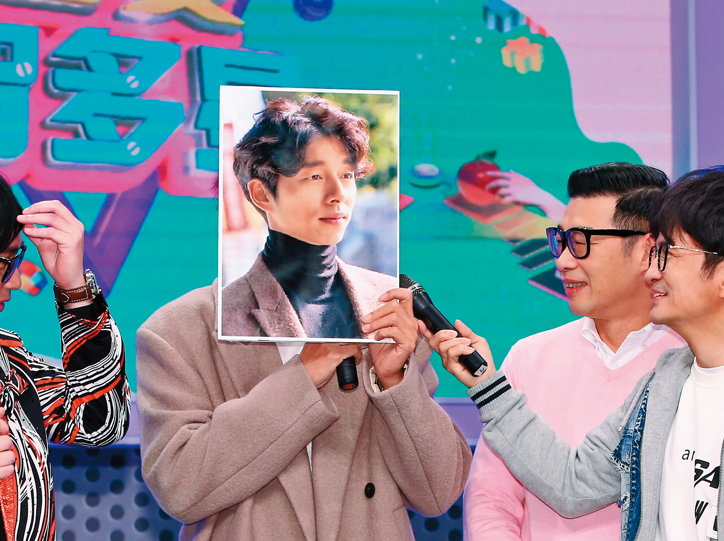 自稱「台灣孔劉」的梁赫群（左）頂著孔劉的面具現身，整張臉遮起來最像了！