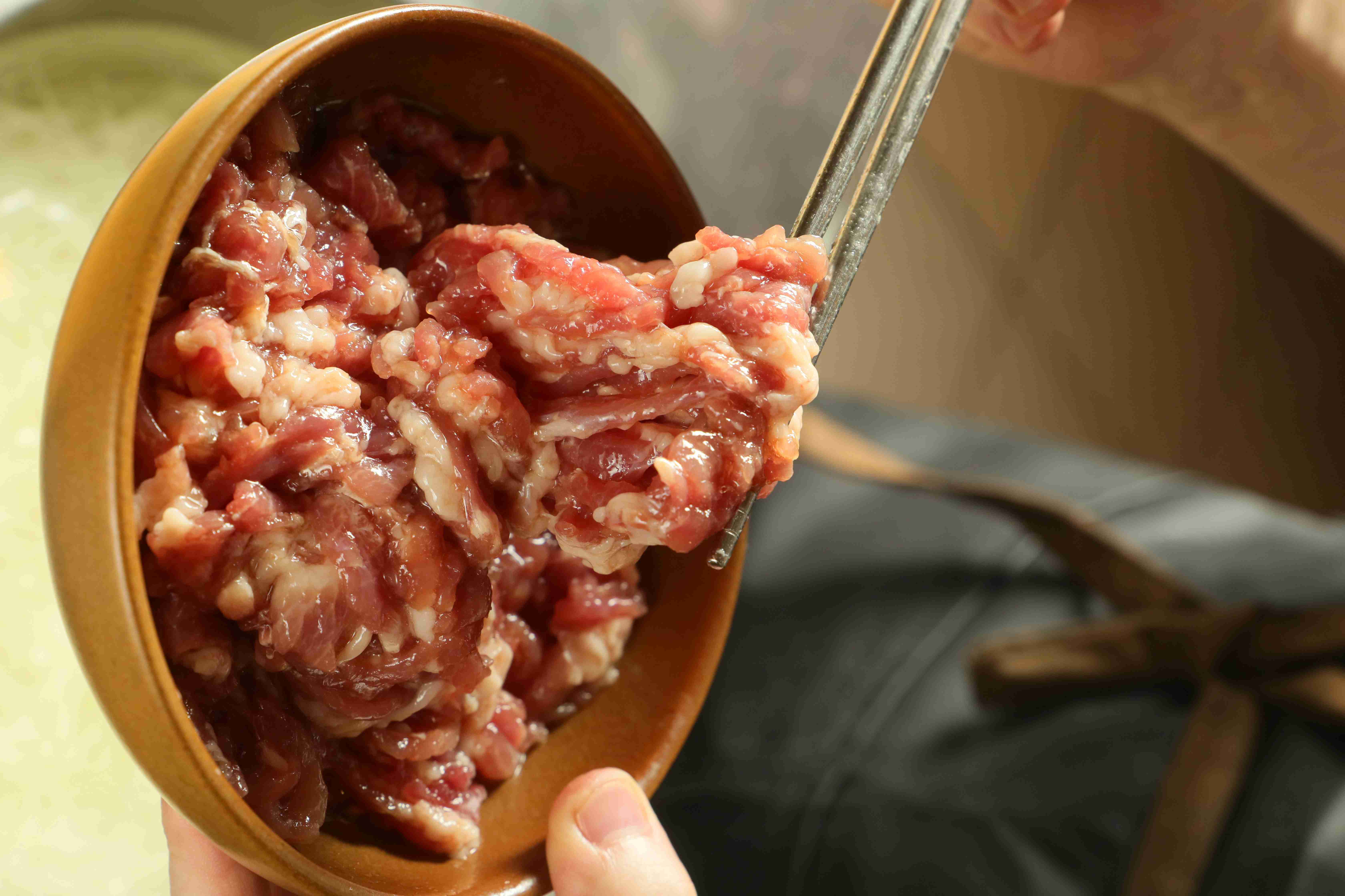 豬肉切絲加醬油、油及水拌勻。