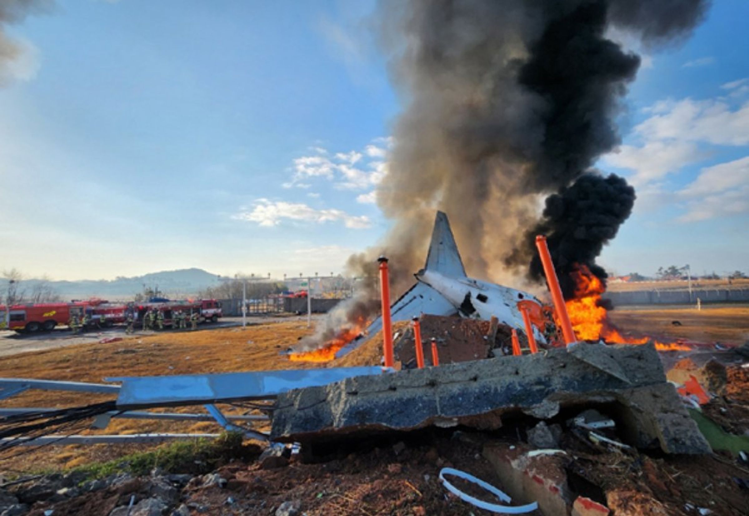 29日濟州航空發生的嚴重空難事故釀成179人罹難的悲劇,而昨日南韓法務部卻收到恐怖威脅的電子郵件,聲稱空難是其所為。(翻攝自X @skylove0310)