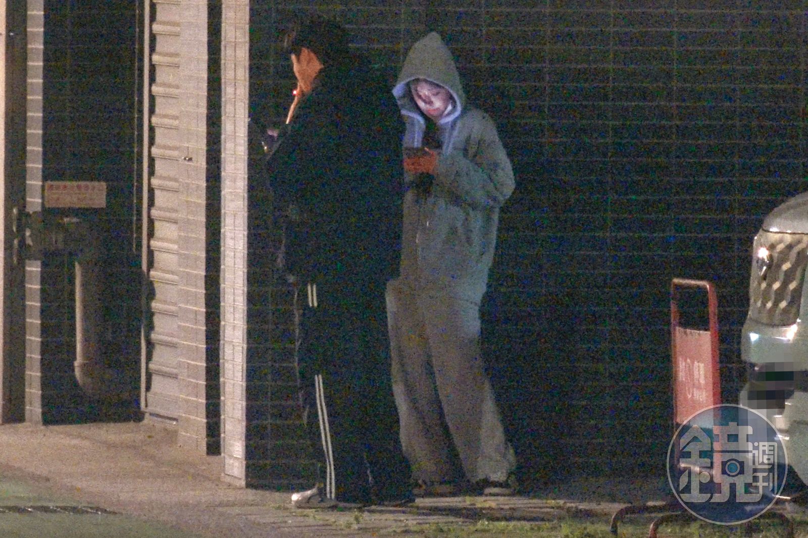 BMW男準備回自己家，柳柳在旁耐心等他抽完最後一根菸