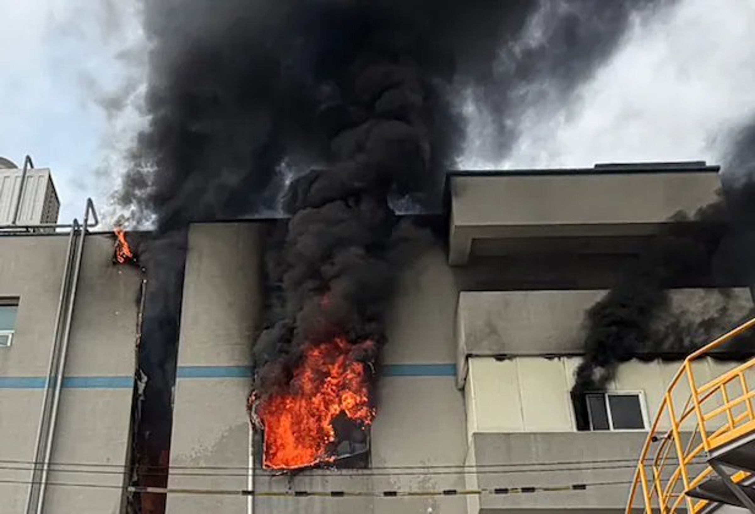 南韓京畿道富川市一處印刷工廠突發大火,消防人員在火場全力灌救殘火。(翻攝X@zerofull1979)