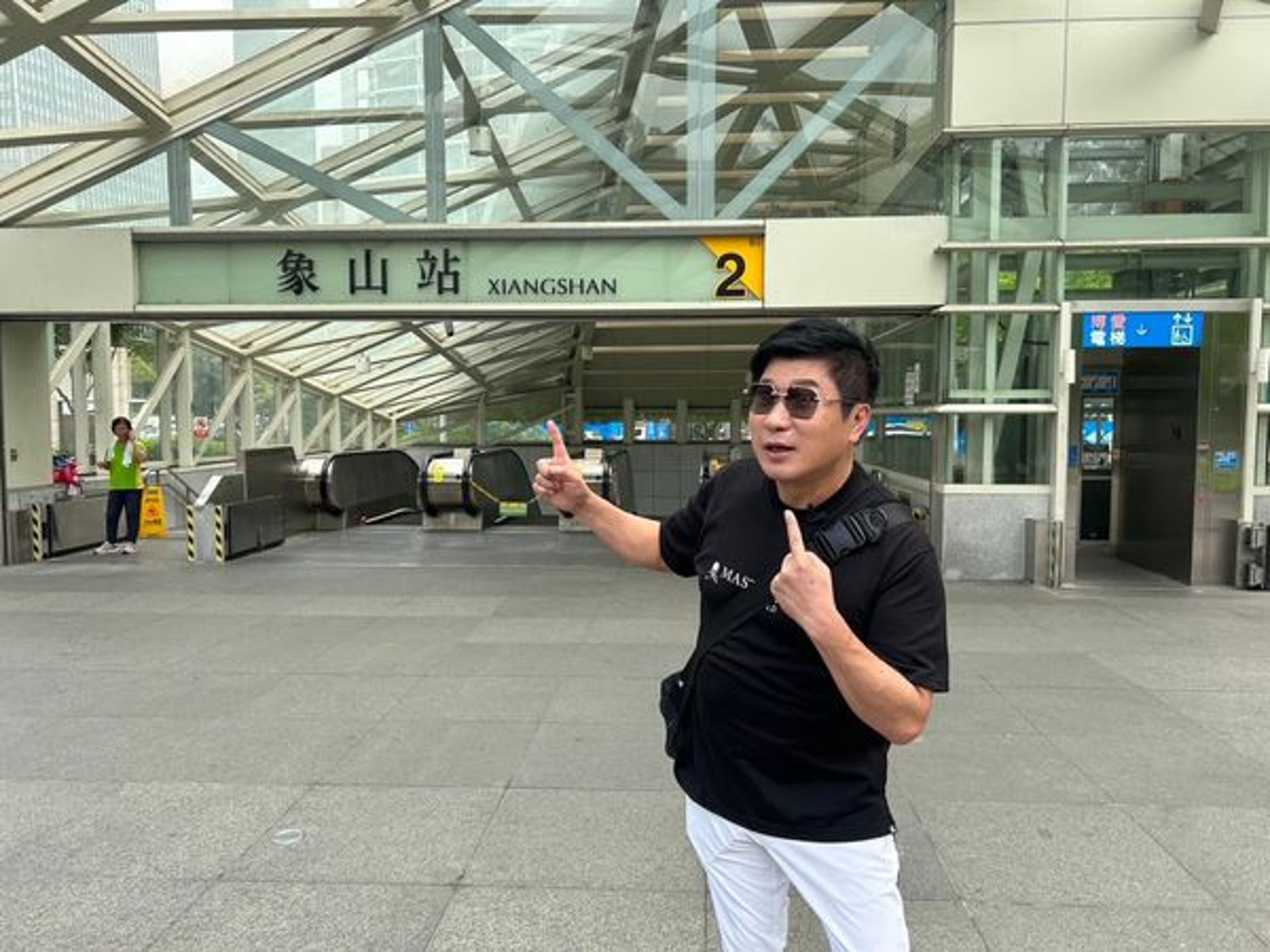 胡瓜挑戰搭捷運。(下面一位提供)