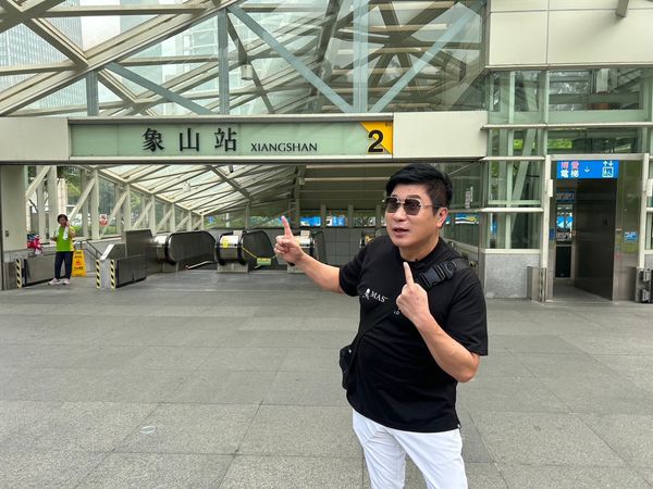 胡瓜挑戰搭捷運。（下面一位提供）