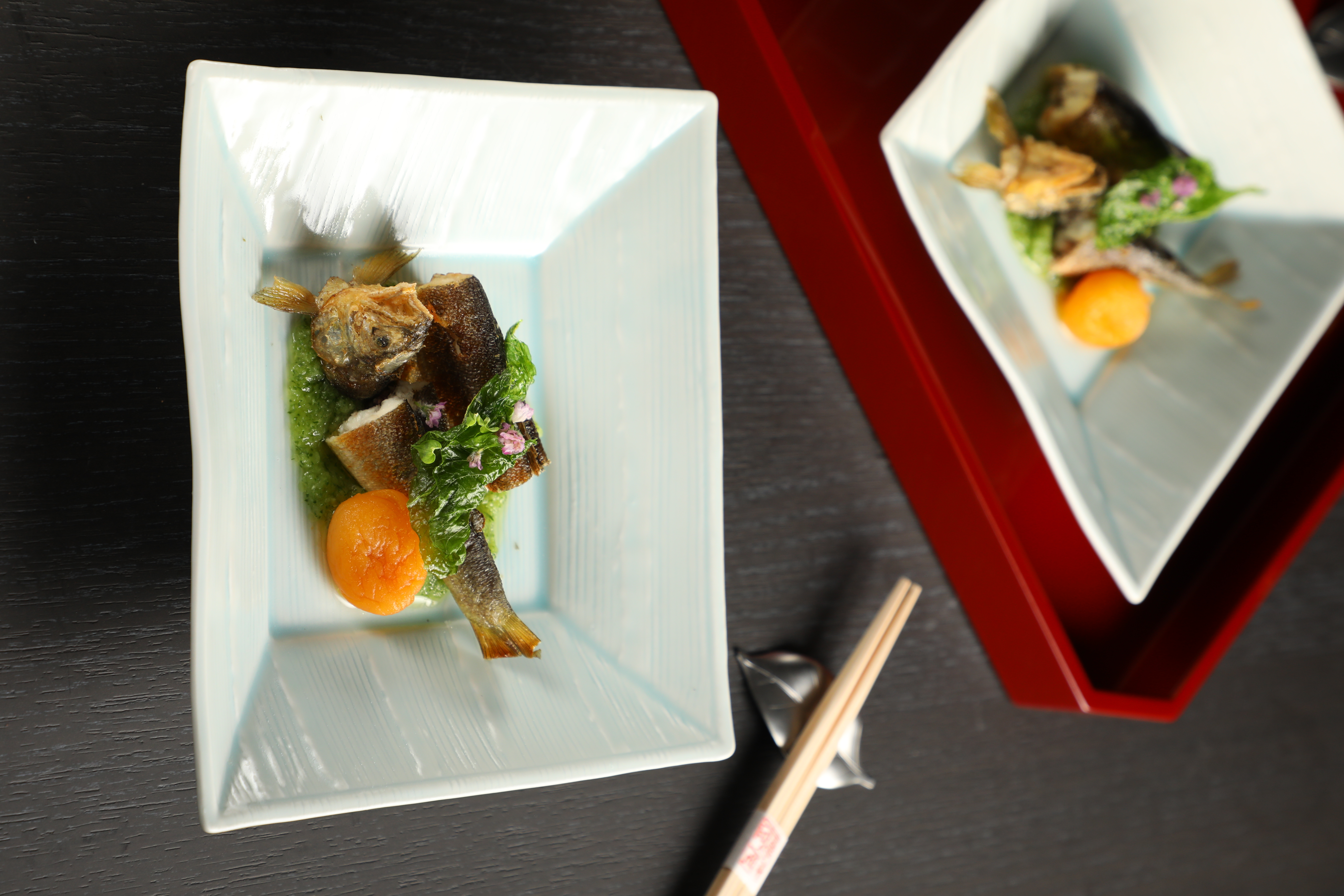 晚間套餐燒物為「鮎油封燒」使用來自日本的進口野生公香魚，搭配燈籠果、炸莧菜，下方鋪墊清爽的小黃瓜醋醬汁。