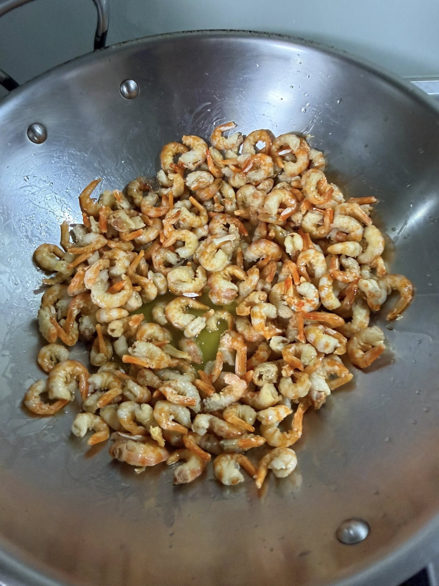 金鉤蝦先用小火炒。