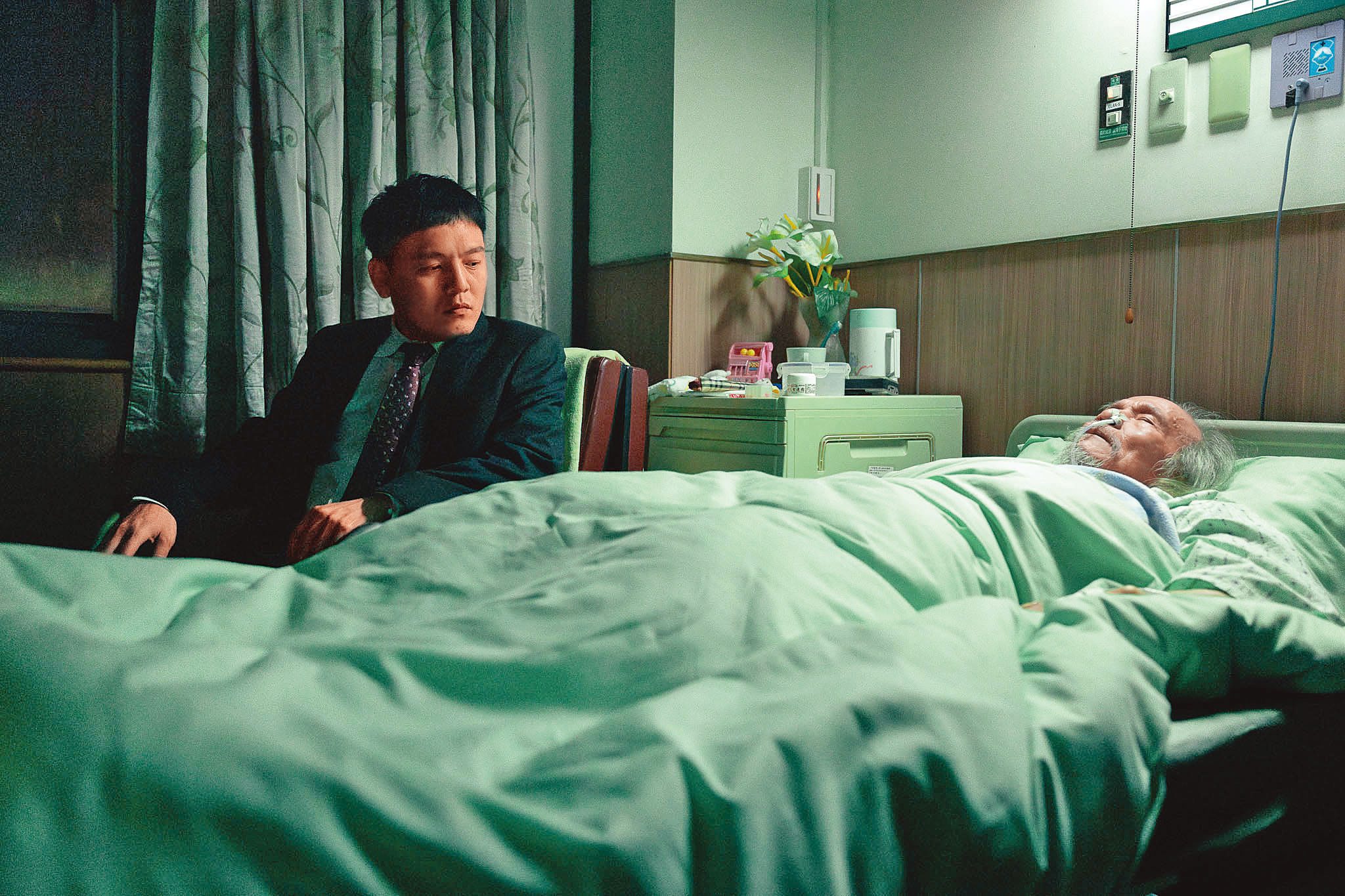 《死亡賭局》描述老人互助會把人命當成賭注從事金錢交易， 觀眾藉洪瑜鴻（春風，左）的視角深入劇情。  （英傑哆影業提供）