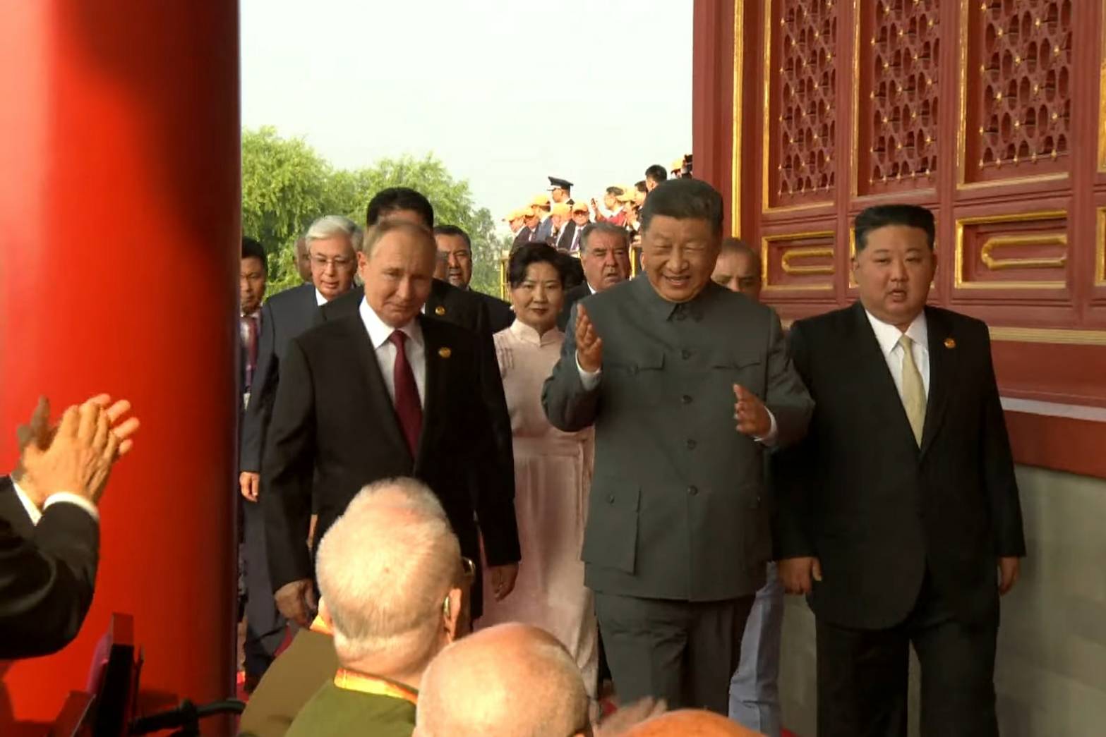 普丁（左）與習近平（右）聊延壽引熱議。（翻攝自央視）