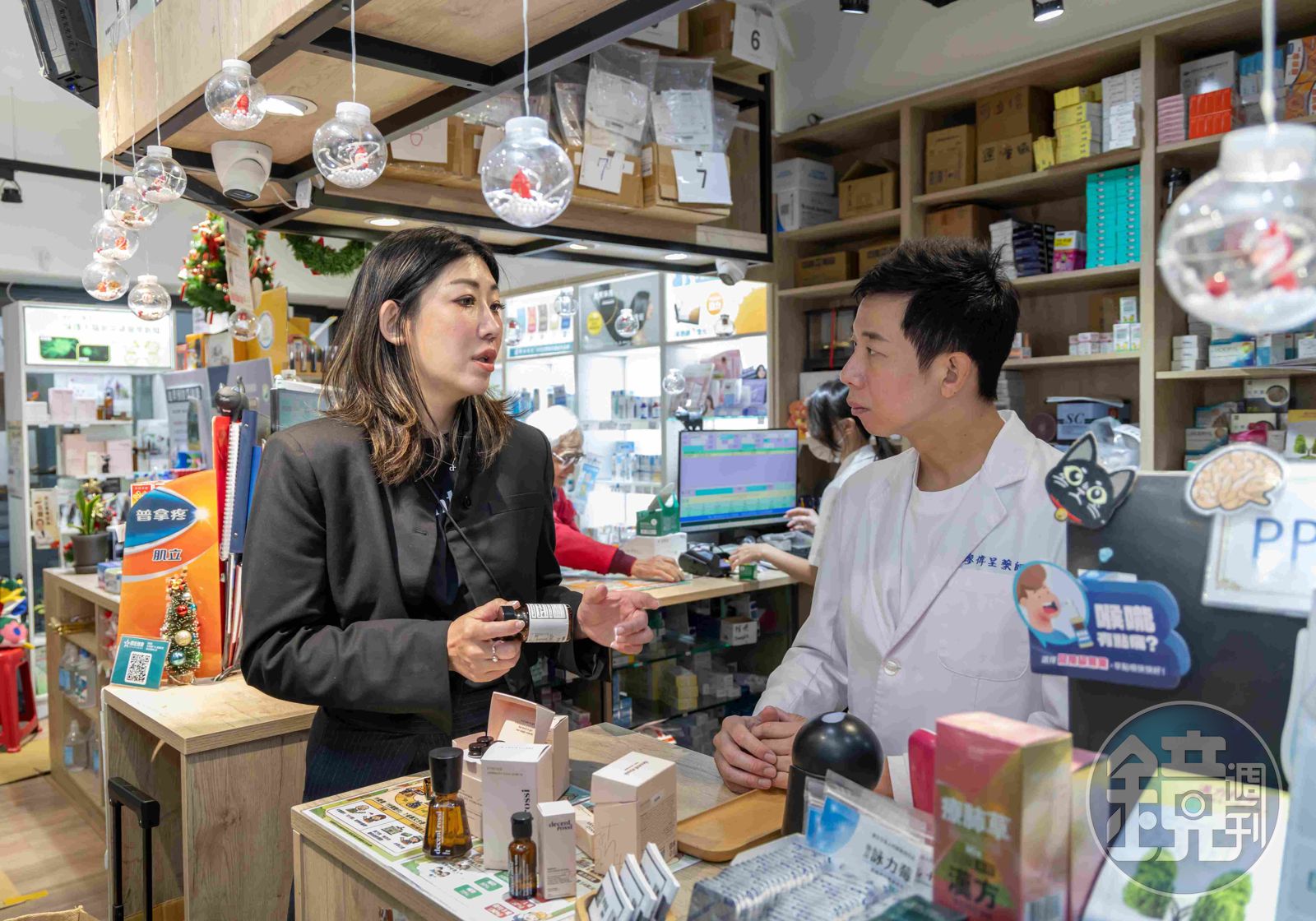 藥局是decent rossi很重要的通路，楊家瑋（左）會經常訪店，她到微笑藥局探訪老闆、知名部落客廖偉呈（右），瞭解客戶需求。