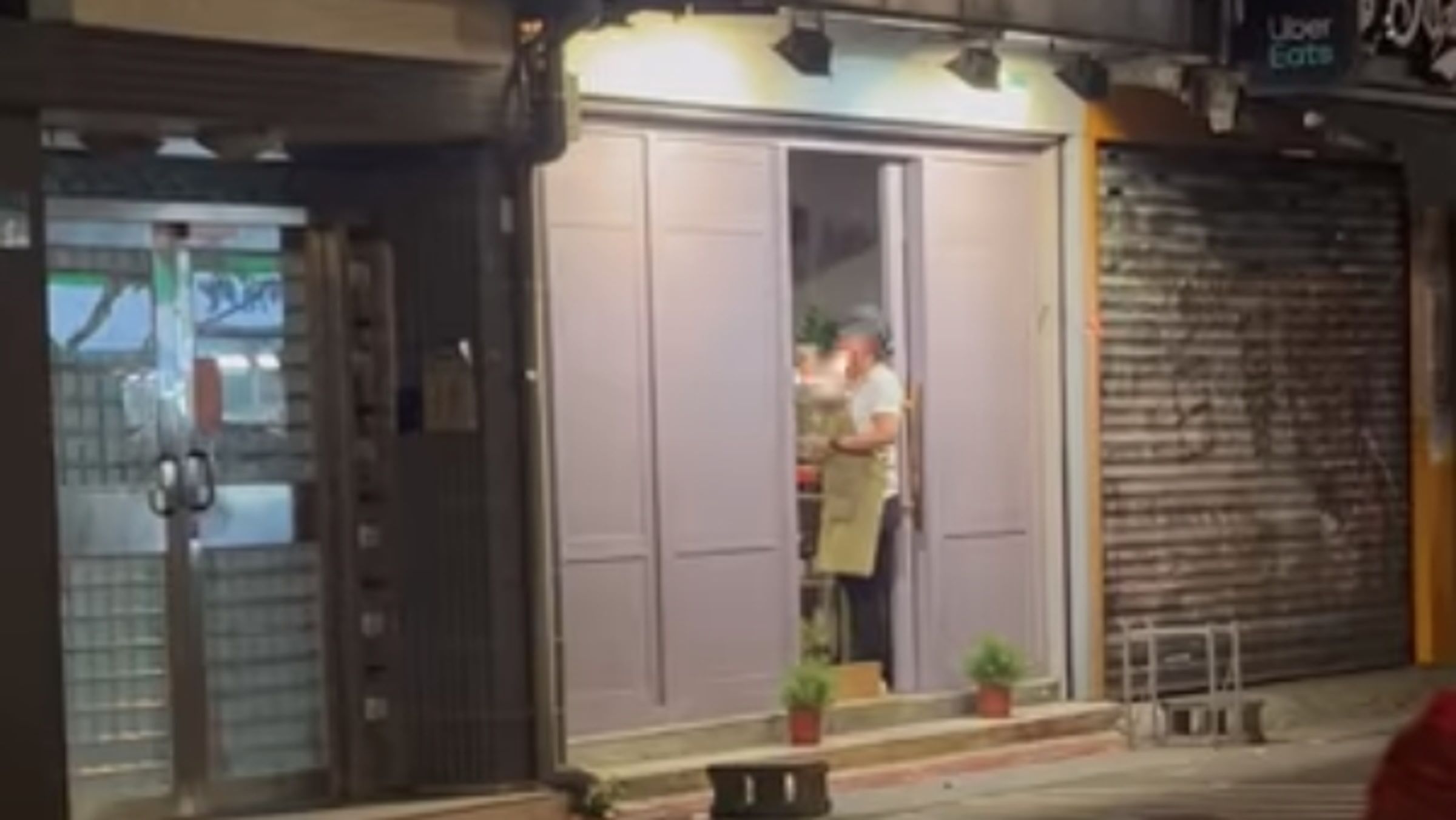 火鍋店員工遭辱罵、賞巴掌，讓網友氣炸狂洗1星。（翻攝自●【爆料公社二社】●臉書）