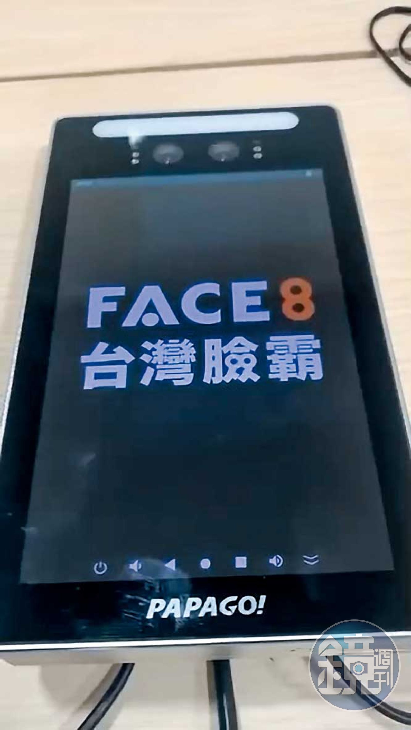 本刊透過管道取得移民署使用中的FACE8台灣臉霸打卡機，發現內部使用的零組件確有違反《採購法》之虞。