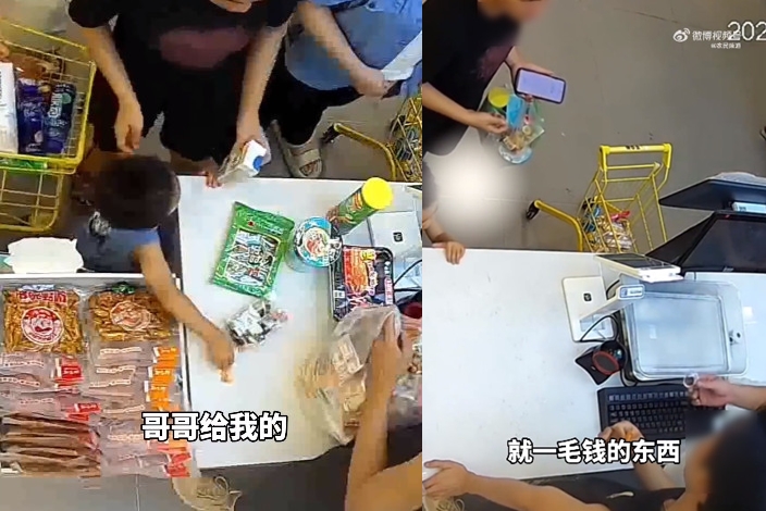 一名媽媽帶小孩到超市買東西，兒子偷拿櫃台桌上糖果，還謊稱是店員給他的。（翻攝微博）