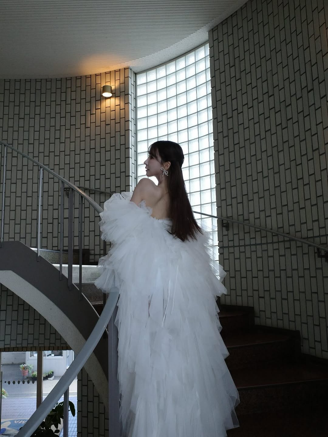 這件婚紗是原創婚紗，日本人妻相中後簽約租借，孰料發現三上悠亞穿過。（翻攝IG）