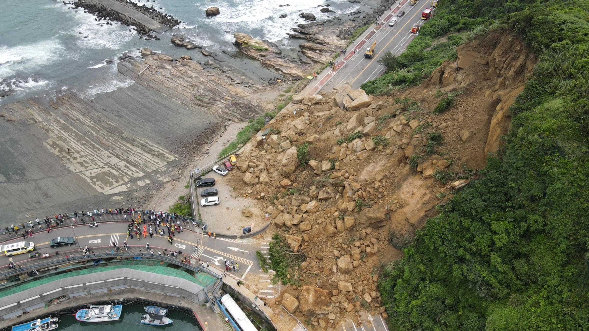 台2線基隆北寧路段阻斷,公路局預估需至下週二(11日)上午可搶通。(翻攝自公路局:公路人臉書)