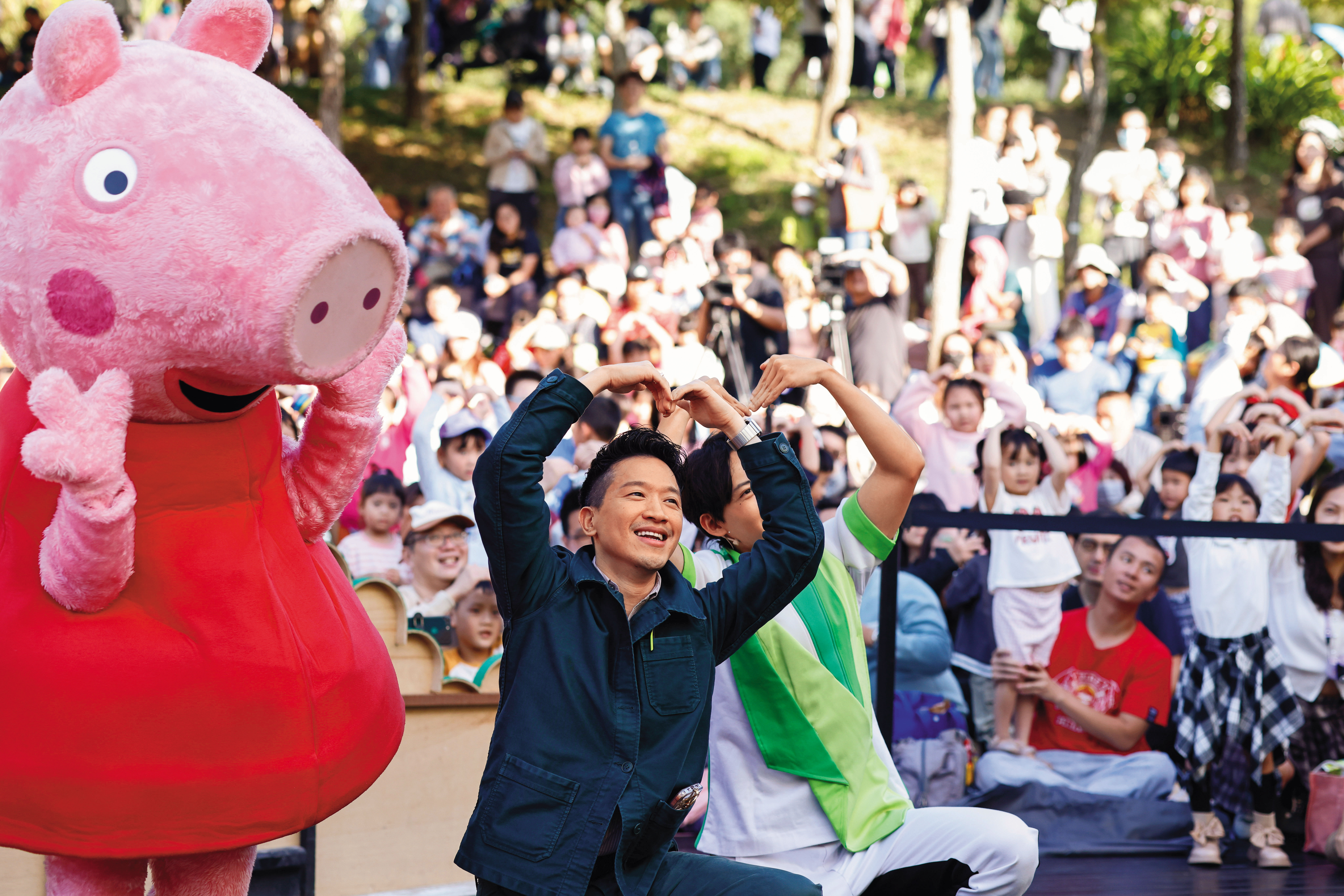 何志偉近日頻頻在桃園拜廟或出席親子活動，被視為桃園市長參選熱門人選。（杭大鵬攝）