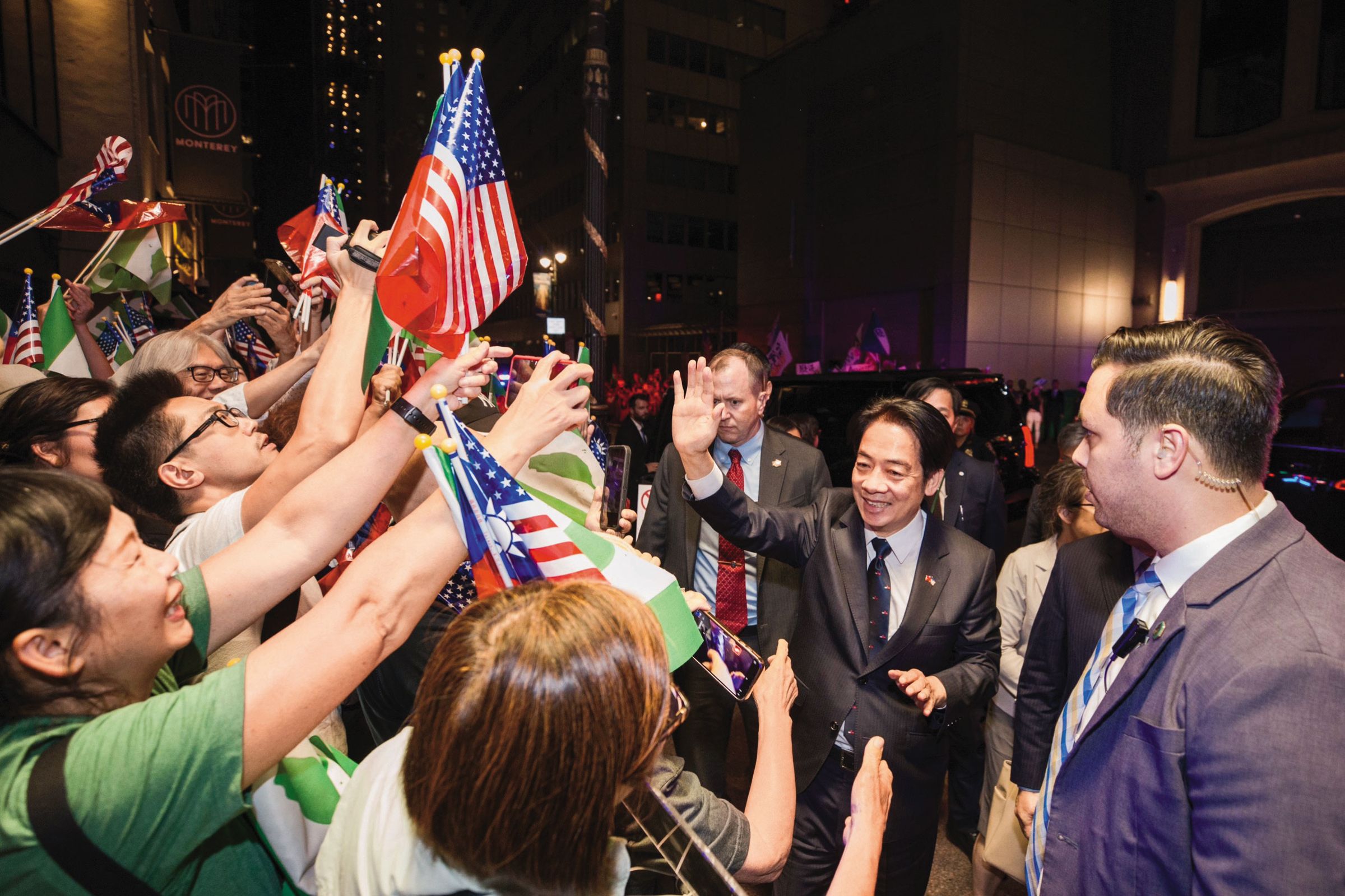 去不了華府,紐約成為台灣正副總統過境美國第一選擇。圖為賴清德2023年赴巴拉圭參加新總統就職典禮,過境美國抵達紐約受僑胞歡迎。(翻攝總統府flickr)