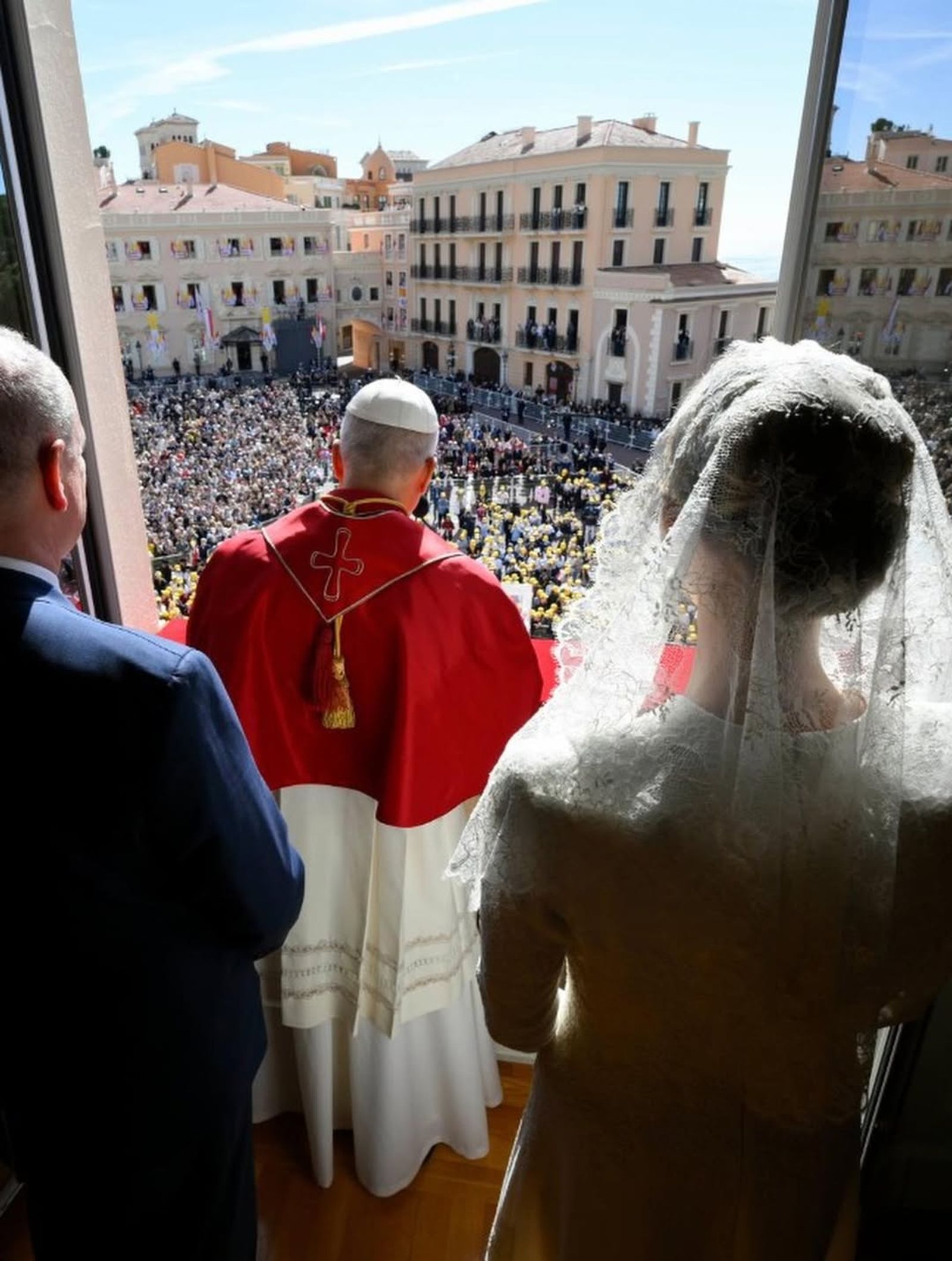 夏琳親王妃穿白衣、戴白色頭紗，行使「白色特權」。教宗在陽台上向摩納哥群眾致詞，場面盛大。（翻攝vaticannewspt IG）