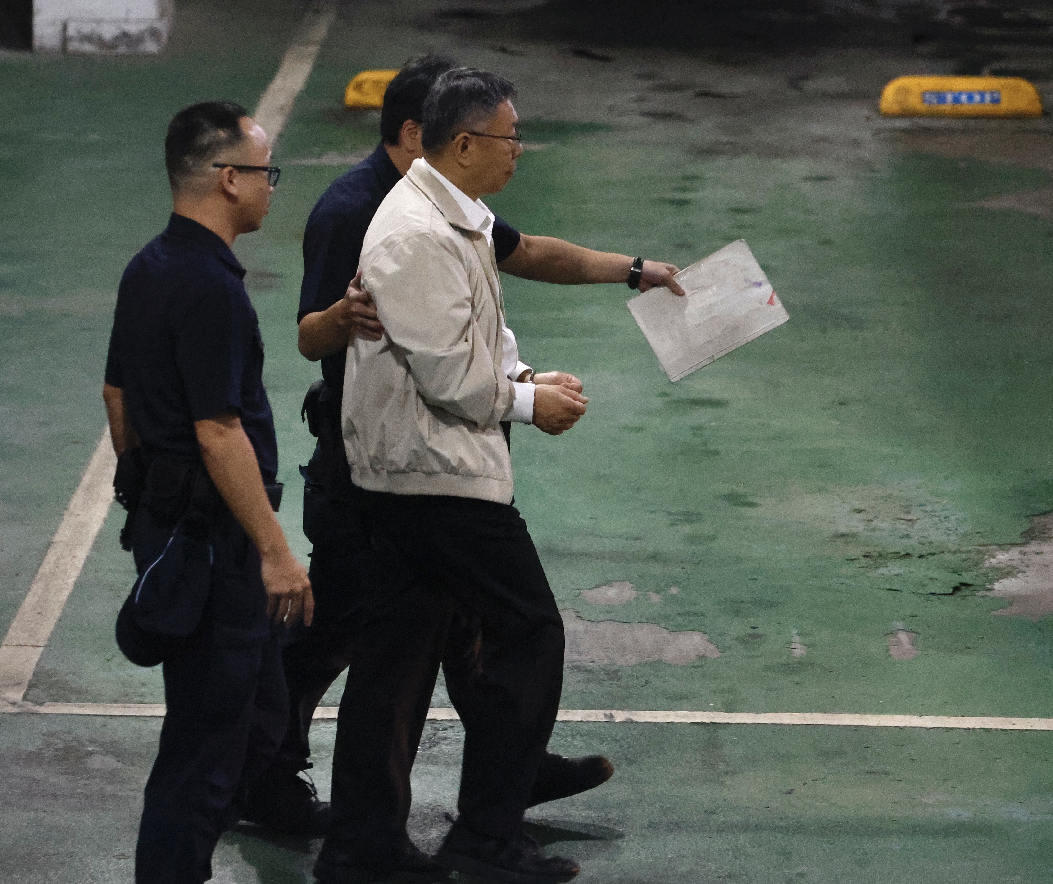 【柯文哲遭羈押圖集】穿白衣不發一語　上銬坐囚車往土城！小草到現場力挺