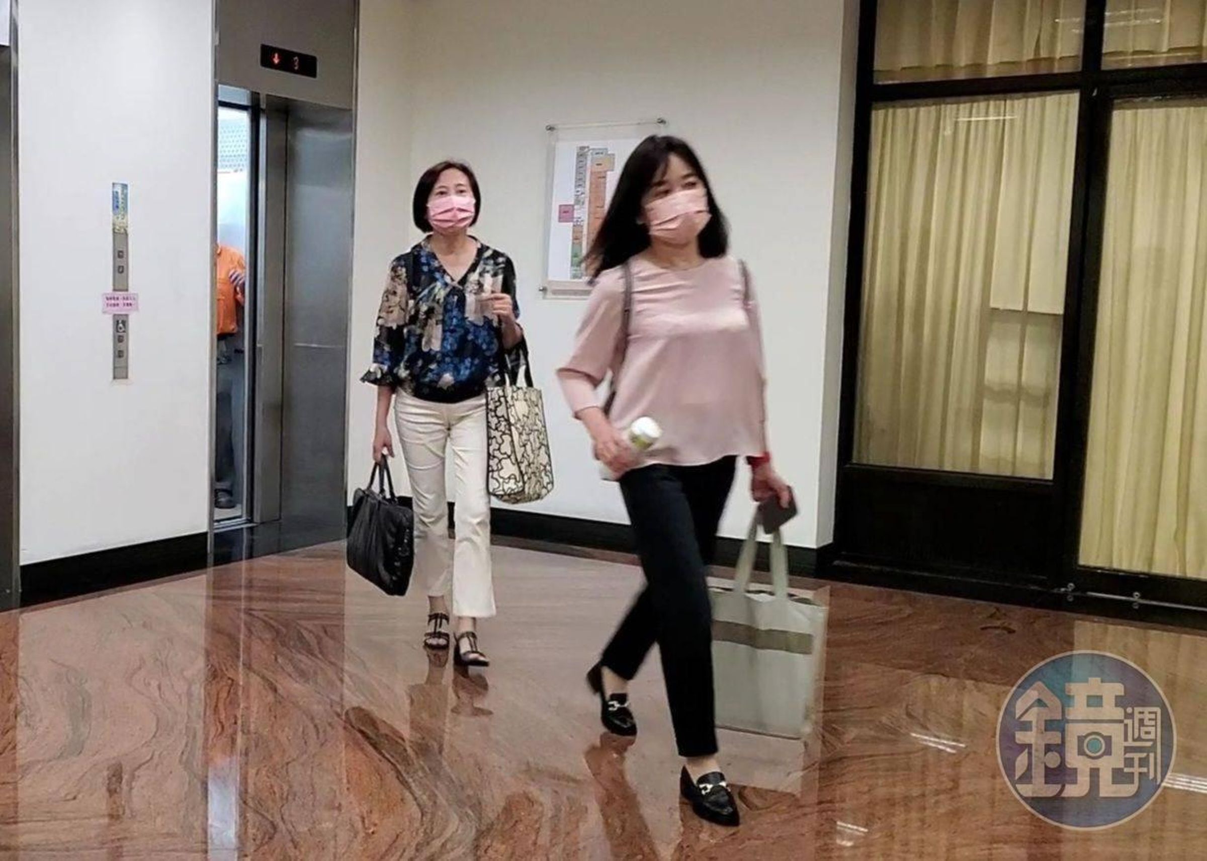 帶同事到88會館唱歌,檢察官黃錦秋(著粉紅上衣)降調為檢事務官。(本刊資料照)