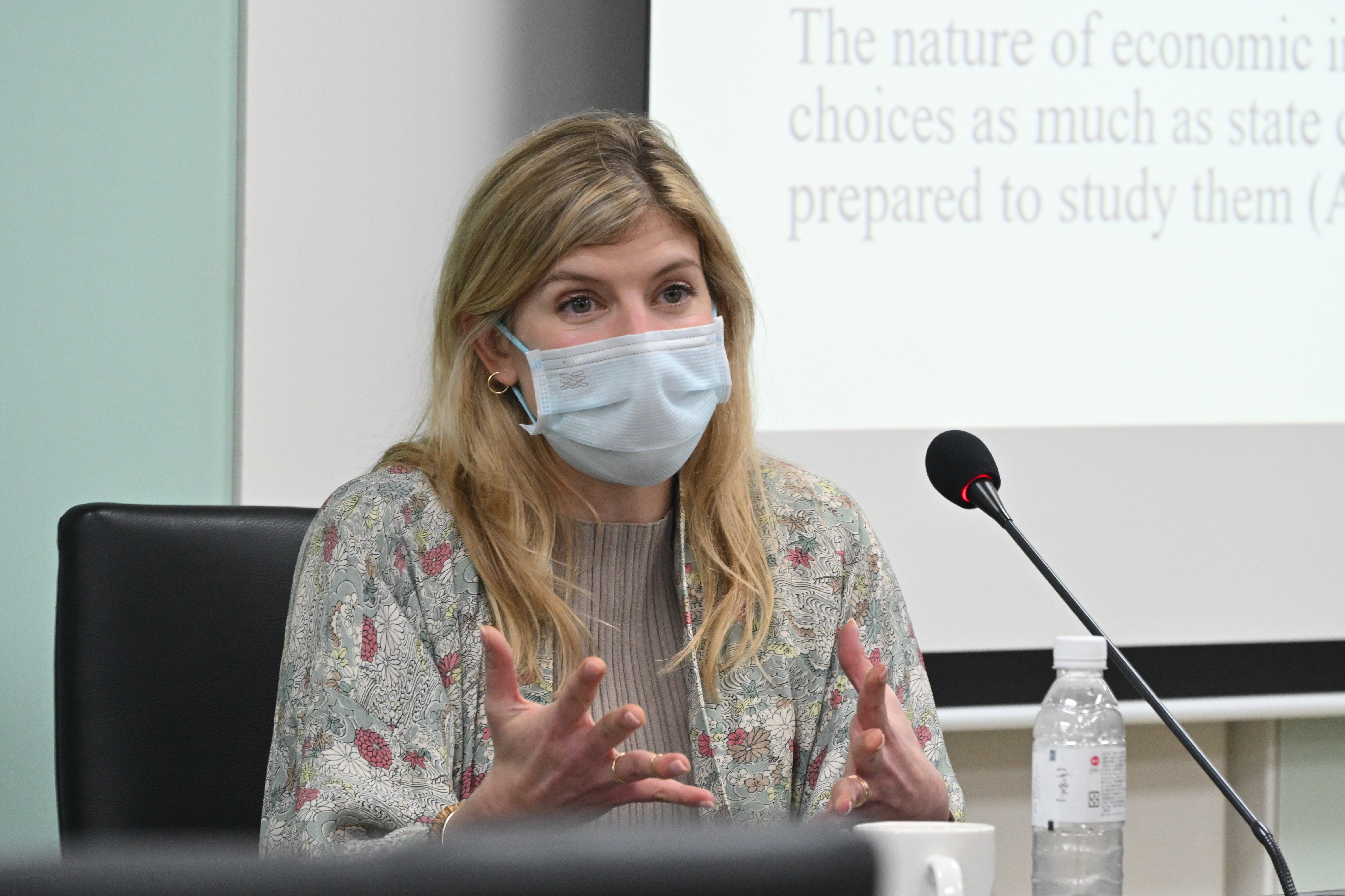 美國哈佛大學商學院任美格教授，昨（4日）赴中央研究院政治學研究進行論壇講座。（翻攝畫面）