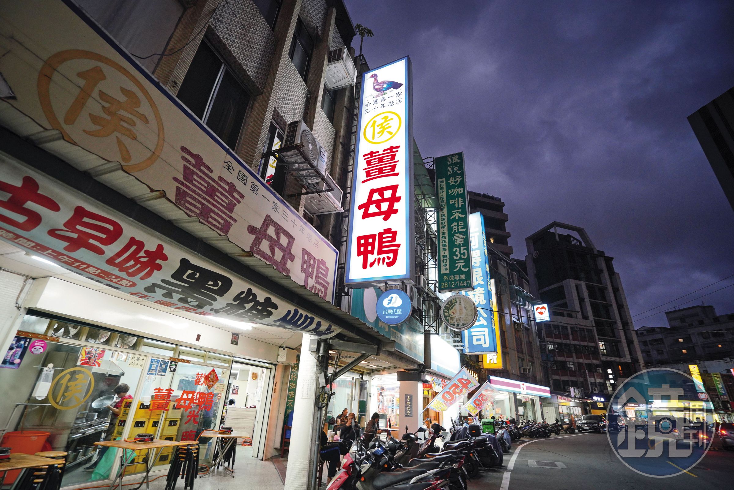 除了店裡、店外都客滿之外，還有很多怕酒測的客人外帶回家吃。