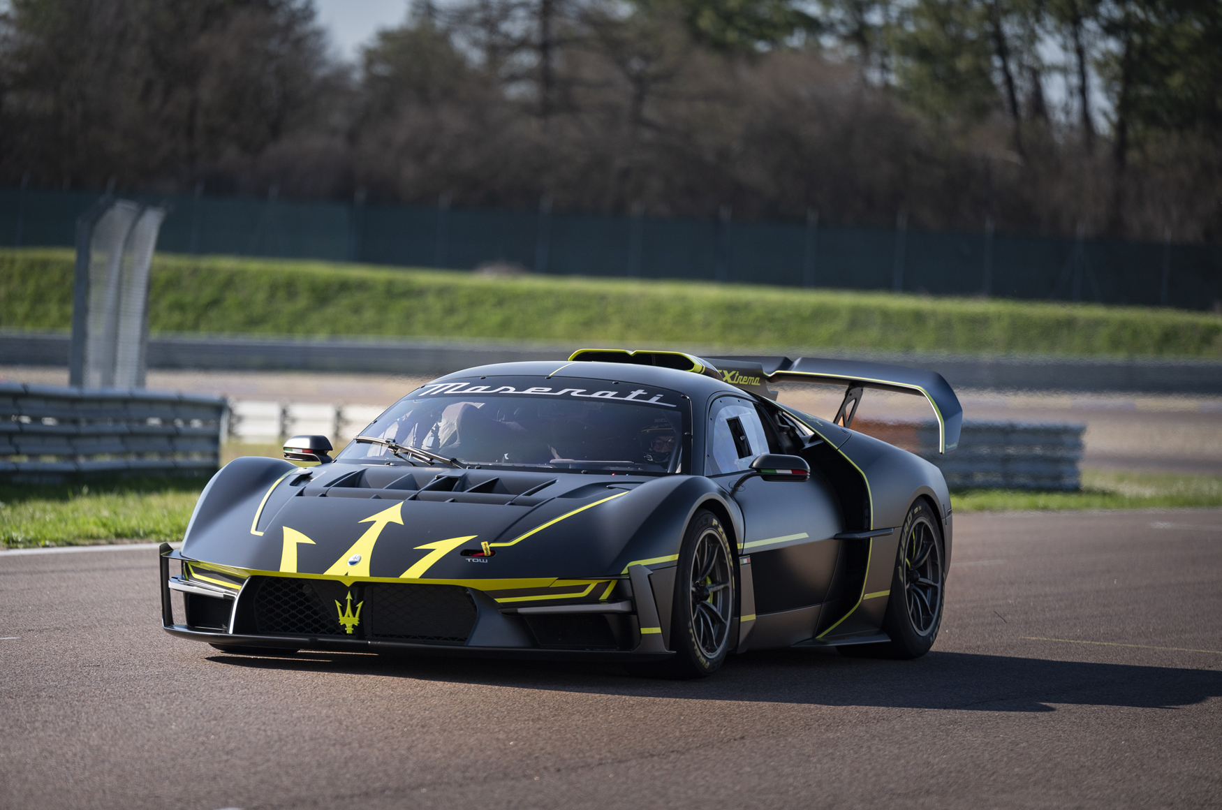 全球限量 62 台的賽道專屬性能海神 MCXtrema，在北美蒙特雷汽車週（ Monterey Car Week ）迎來首輛交付後，在 2025 年 3 月正式迎來亞洲首台