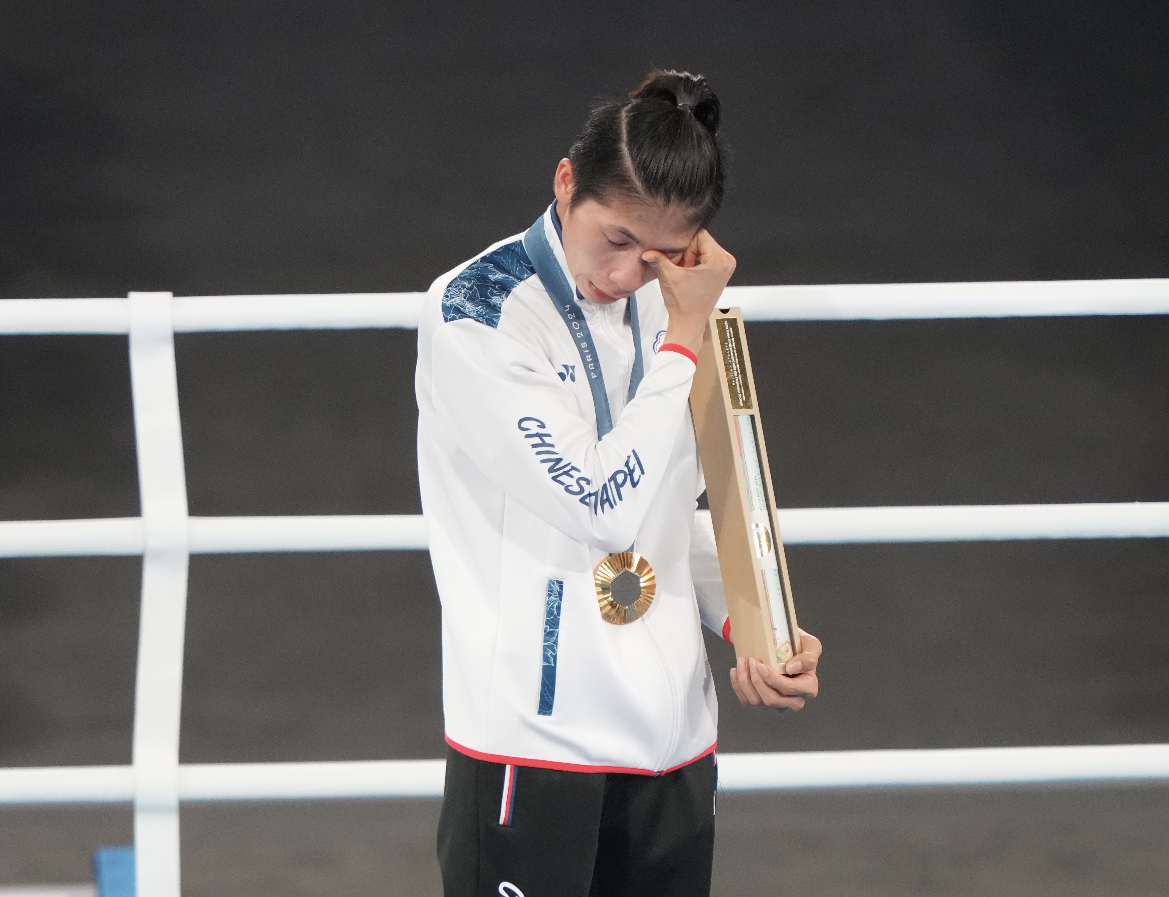 林郁婷在巴黎奧運拳擊女子57公斤級金牌戰中，以5比0擊退波蘭20歲好手瑟瑞梅塔奪金，頒獎時難掩激動情緒落淚。（中華奧會提供）