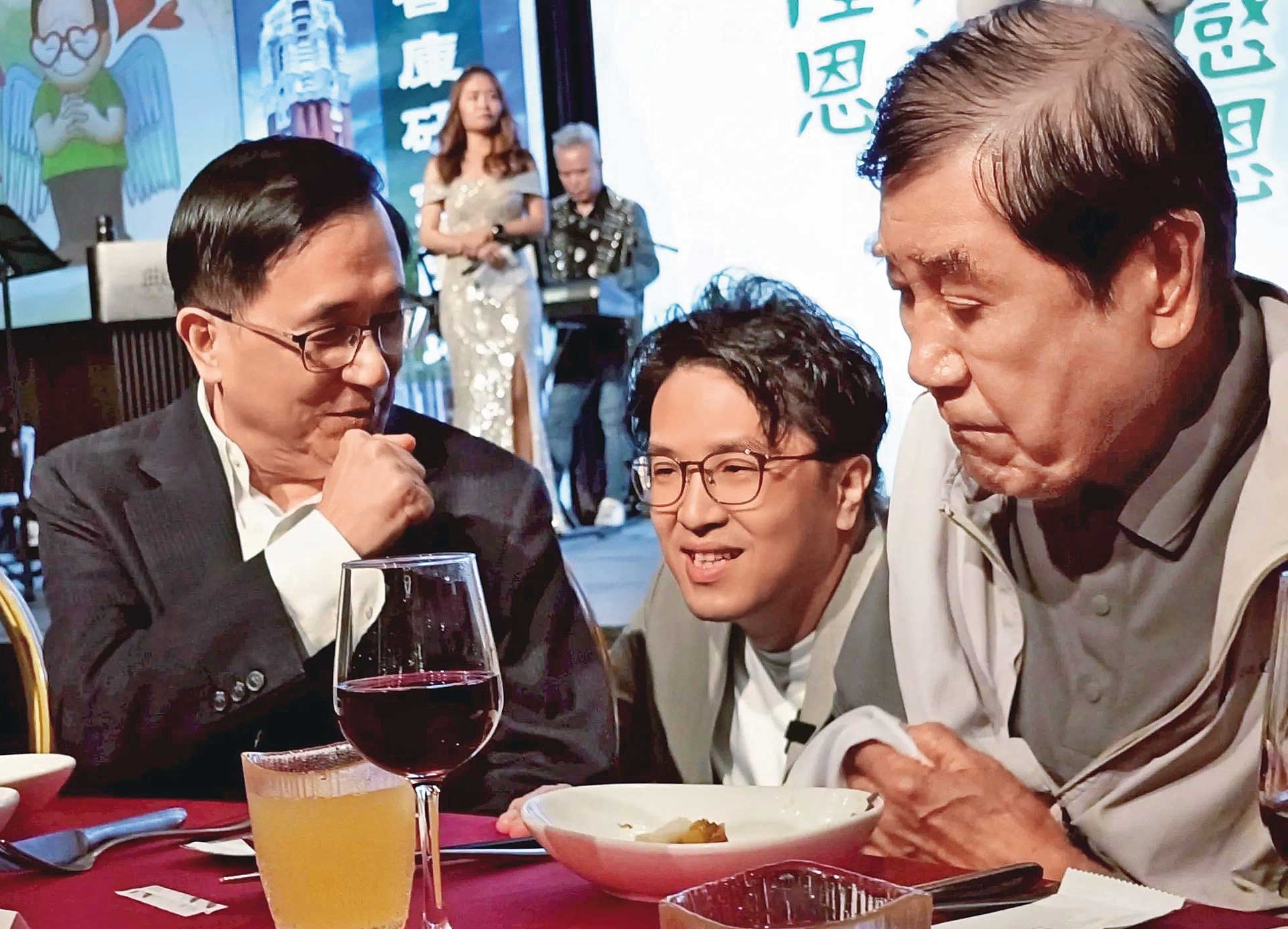 台北市長參選人沈伯洋（中）獲前總統陳水扁（左）邀請，出席凱達格蘭基金會21週年感恩餐會。右為前總統府祕書長陳唐山。（翻攝陳水扁Threads）