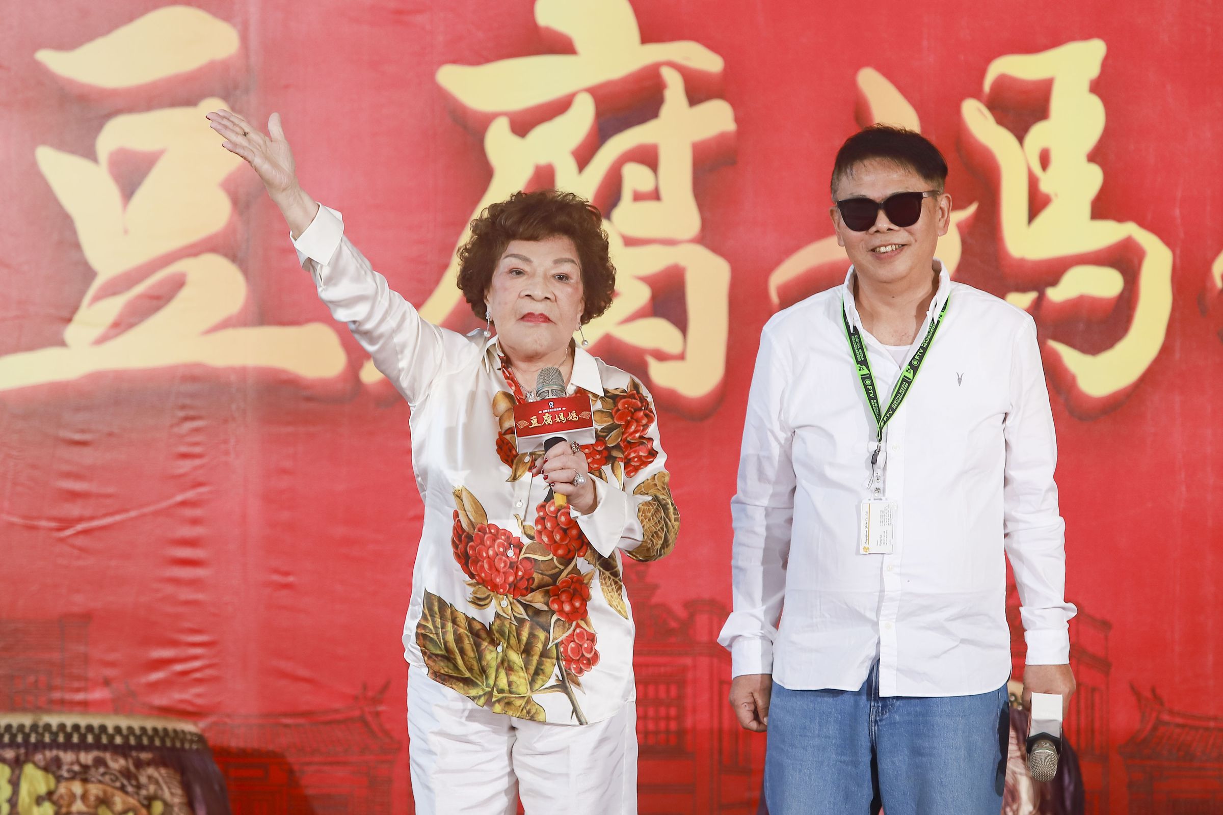 周遊和兒子馮凱同台。（民視提供）