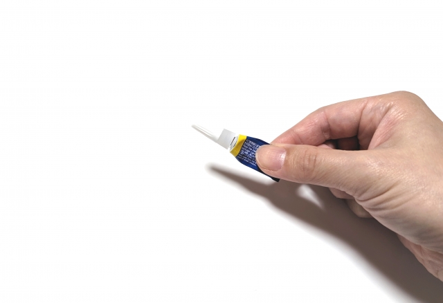 學生宿舍傳出有人在室友們睡夢中用瞬間膠惡作劇將8名同學眼皮黏住。(示意圖/photo-ac)