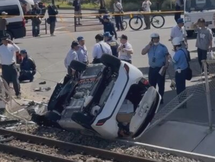 福岡一名92歲老翁駕車衝破圍欄闖入鐵道。（翻攝自X）