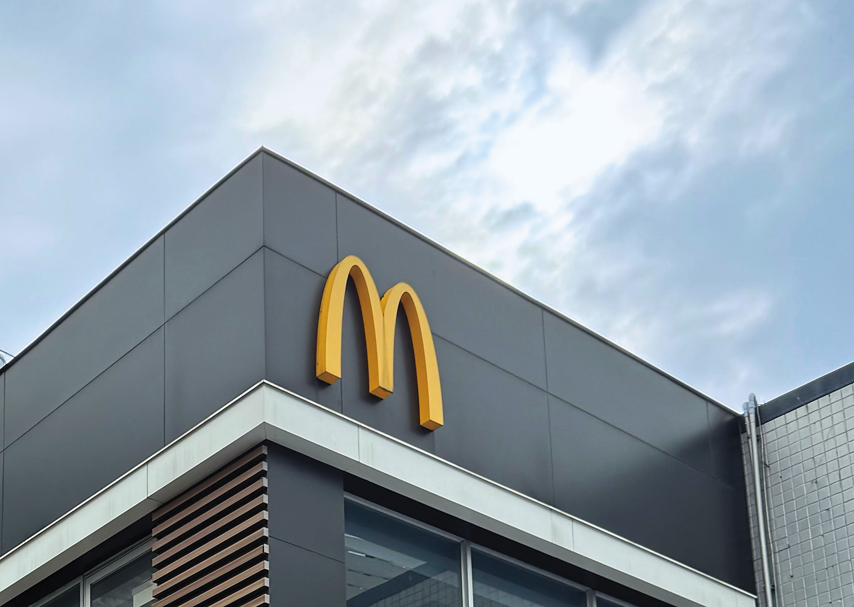 台北市麥當勞某門市爆發男主管性侵工讀生風暴，檢方連月密集追查，真相呼之欲出。