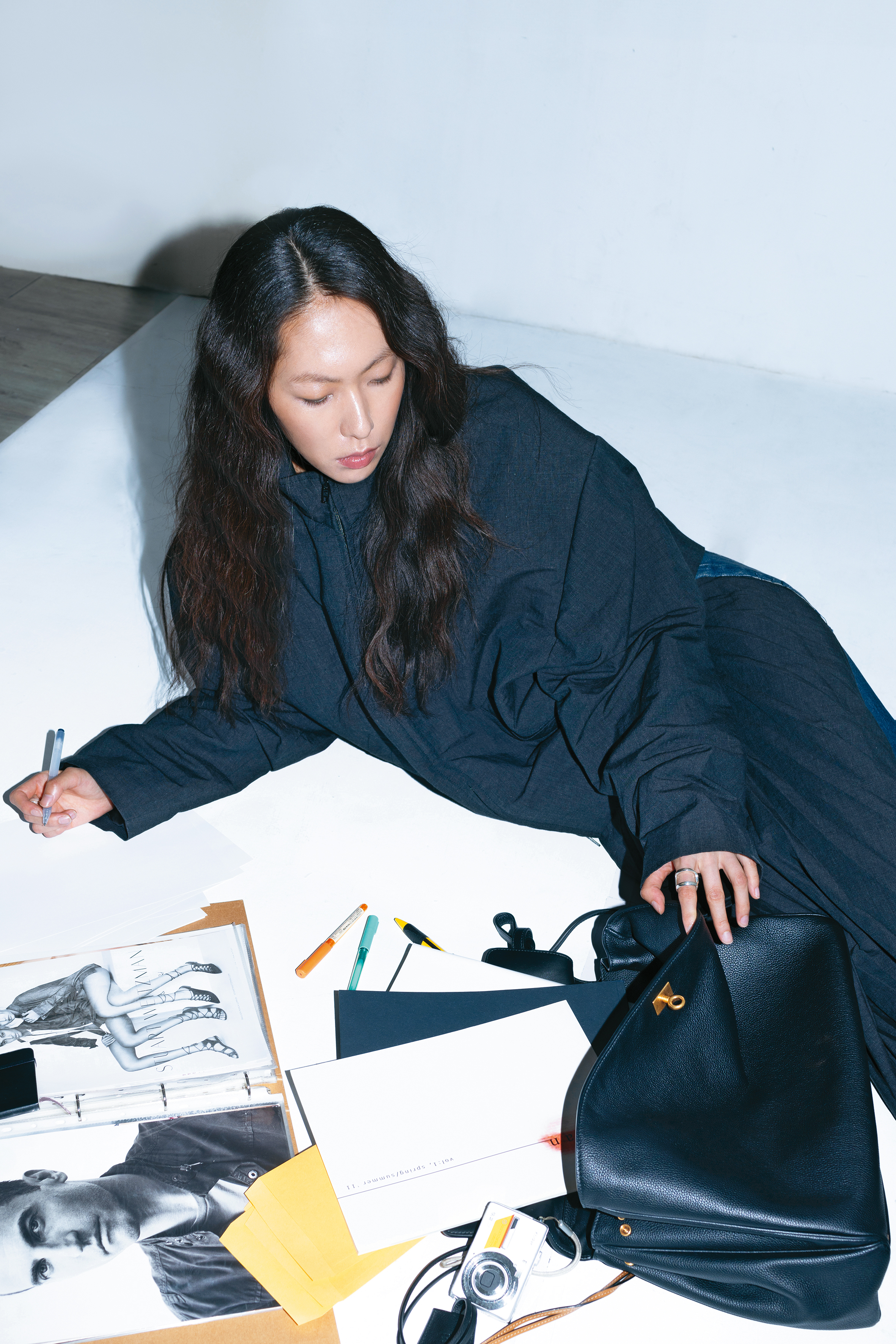 黑色金釦Rodeo包 價格店洽 by BALENCIAGA、深灰色夾克 價格店洽 by BALENCIAGA、深灰色長裙 價格店洽 by BALENCIAGA、銀色戒指 NT$15,300 by GUCCI