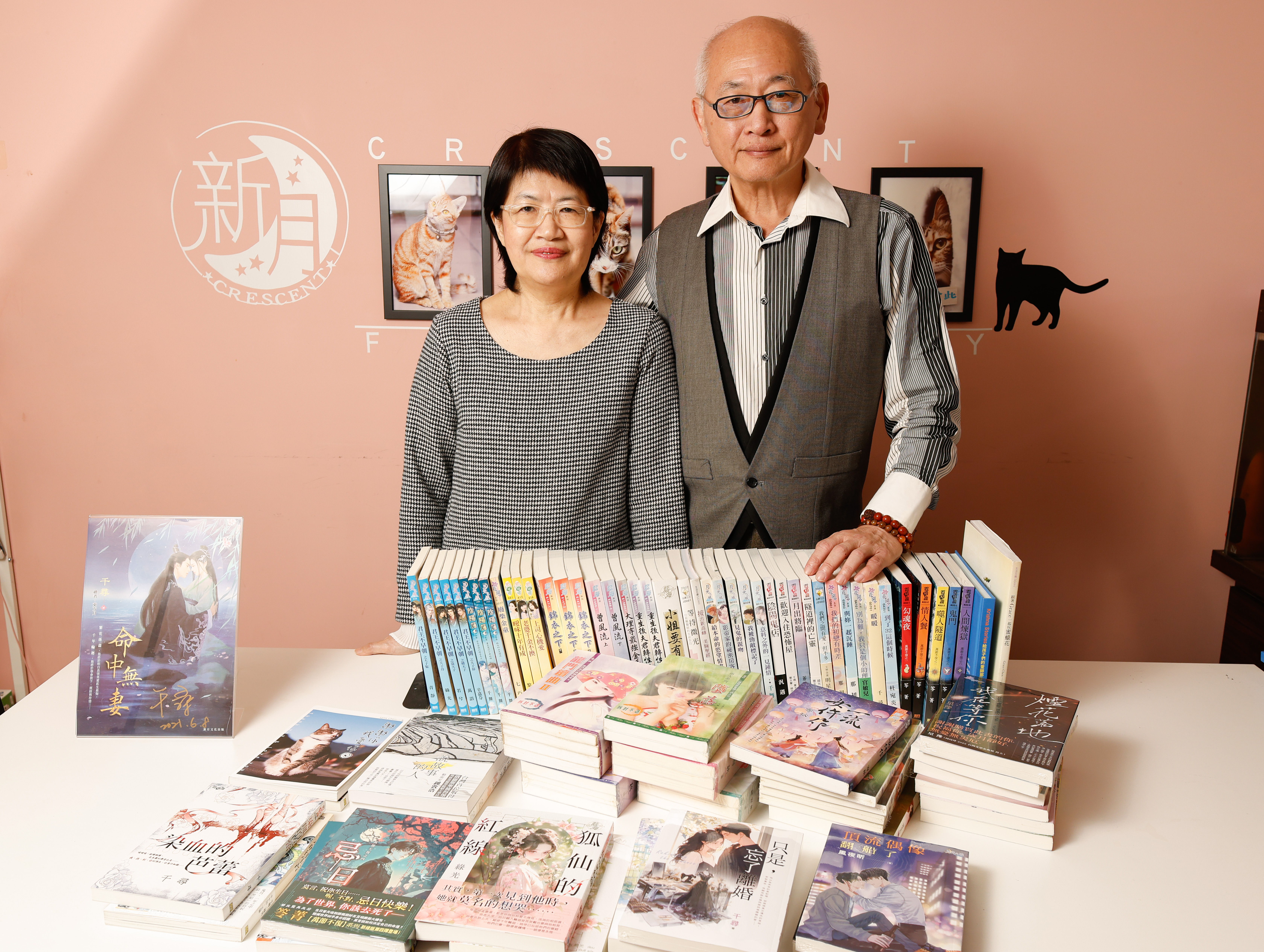 新月出版社是台灣言情小說走向盛世的推手之一,發行人徐肖男(左)與執行長陳健真(右)不認為「言情小說已死」,近年來積極培養新血。