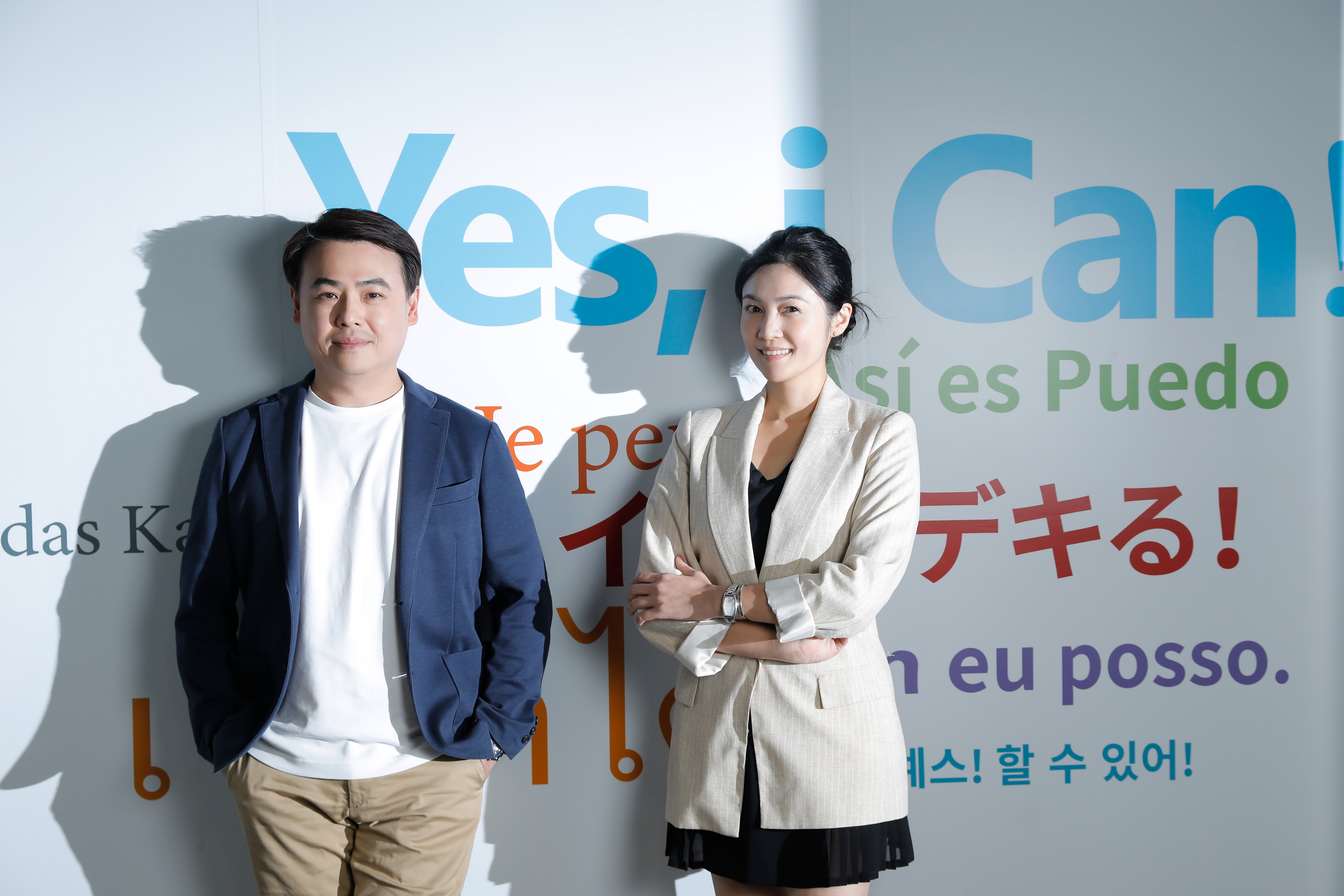 艾肯娛樂營運長劉仲銘(左)帶領團隊嘗試遊戲自研,艾慕影藝總監蔡菁菁(右)協助洽詢影視內容合作。