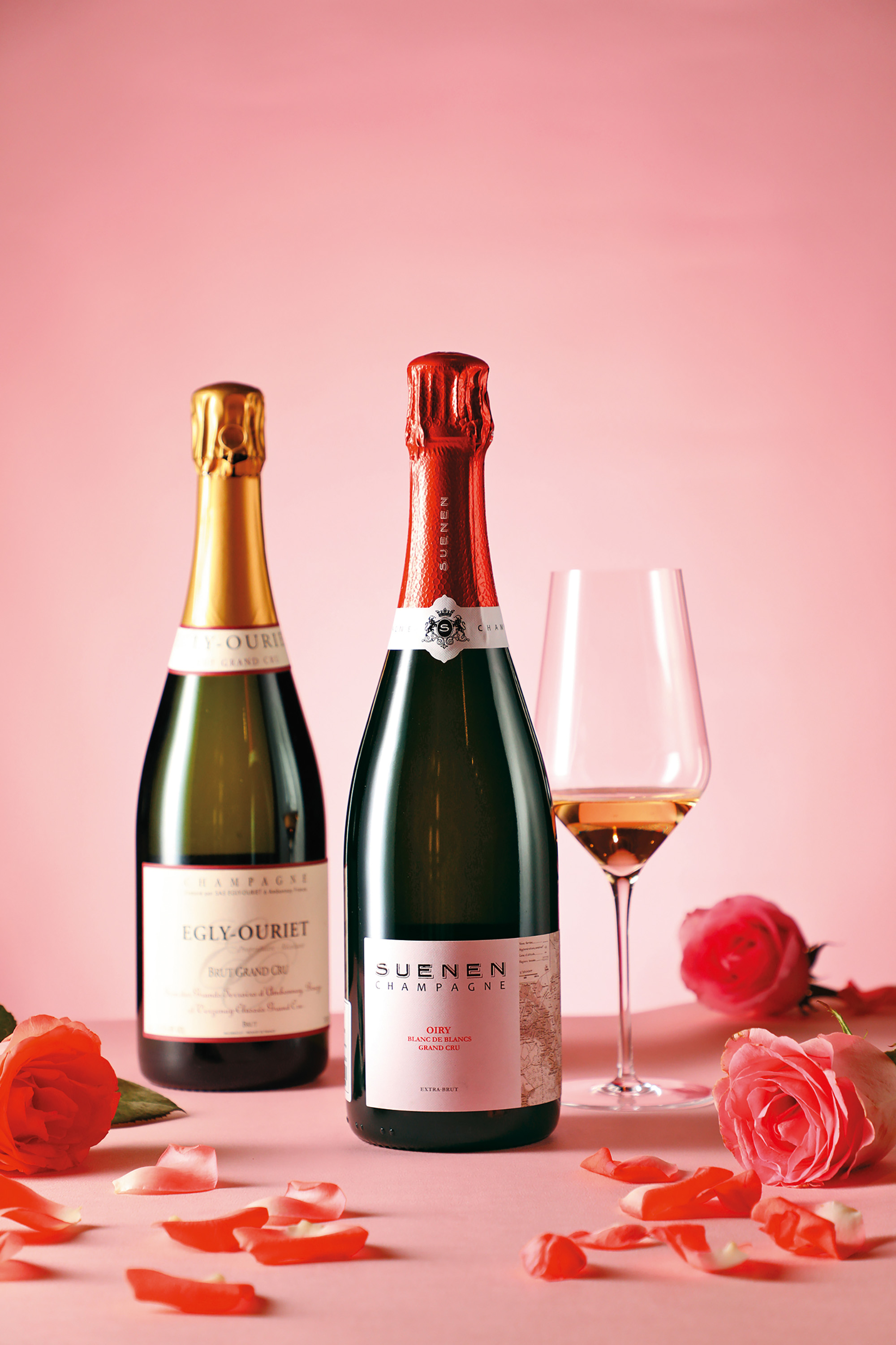 「史威能香檳 Oiry Blanc de Blancs Grand Cru Extra Brut NV」（右4,000元／瓶）釀造的白中白是香檳區的頂級象徵之一；「埃格麗—梧利耶香檳 Grand Cru Brut NV」（左，4,000元／瓶）是市場搶手貨。