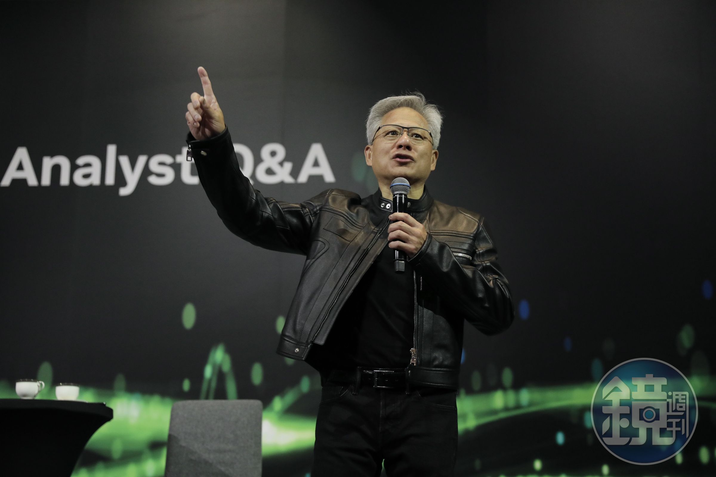 黃仁勳表示,摩爾定律已經結束,未來只有天空可以限制AI的快速發展。