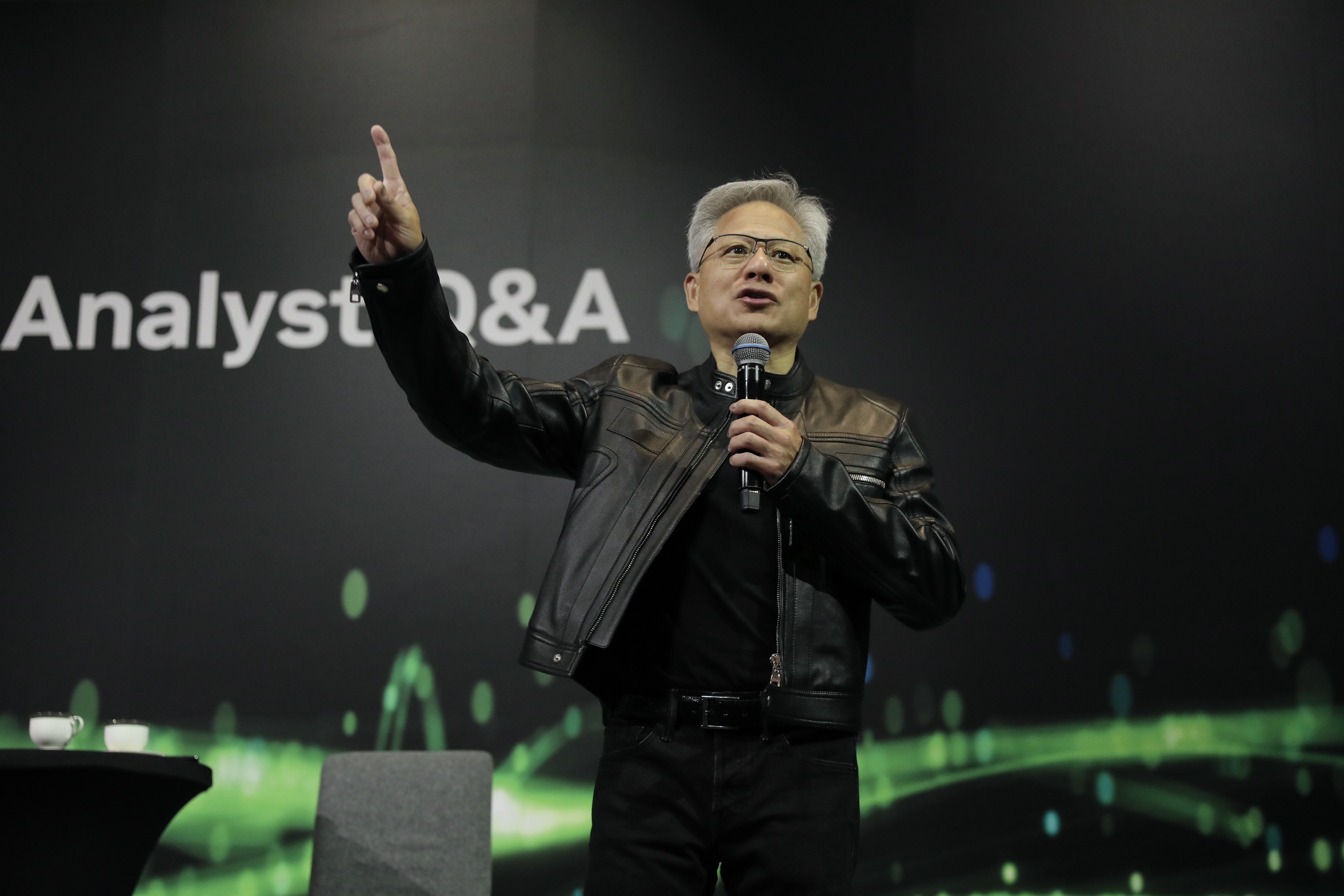 黃仁勳表示，摩爾定律已經結束，未來只有天空可以限制AI的快速發展。