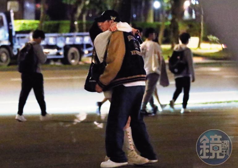 陳奕和女友人上月底在街頭上演乾柴烈火戲碼。