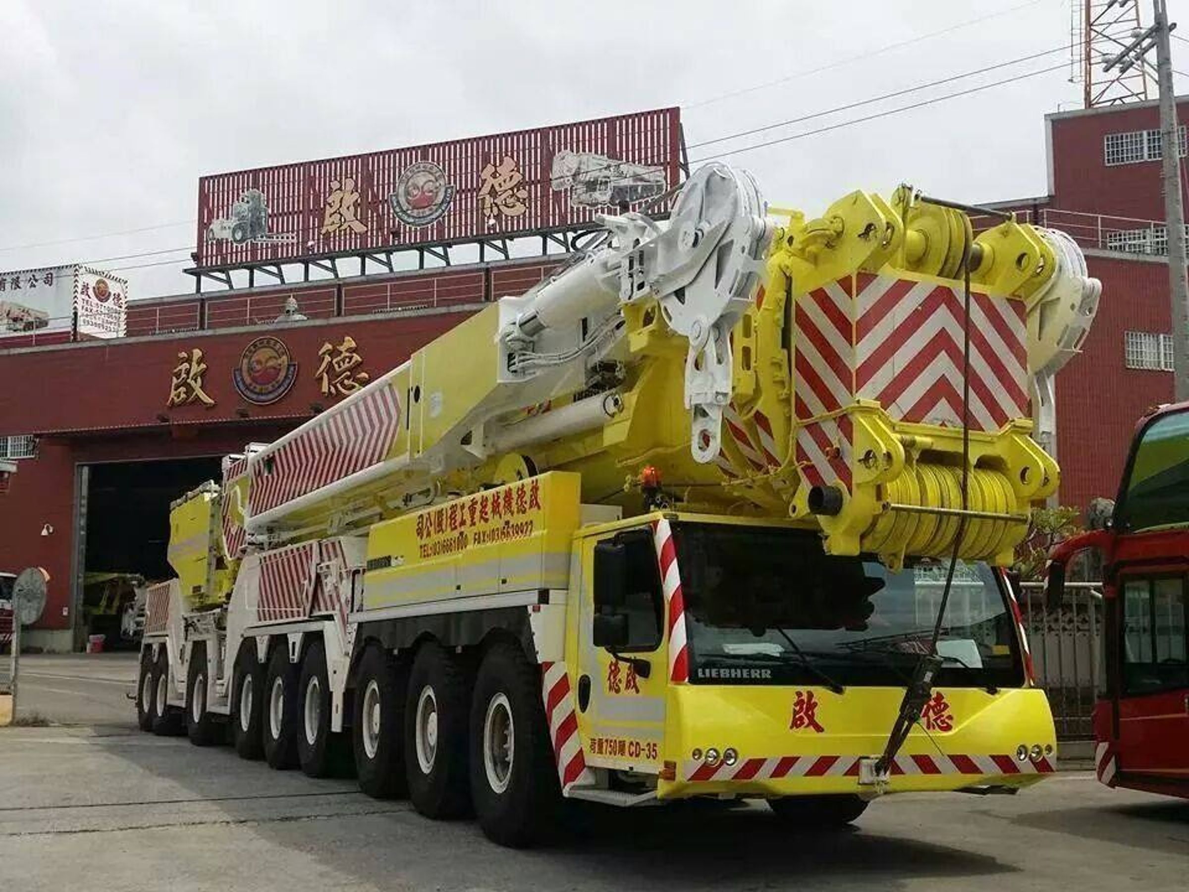 台灣第一大吊車、啟德起重機械胡漢龑,得知2名金山分隊的消防隊員不幸殉職,感到相當沉痛。(翻攝自胡漢龑臉書)