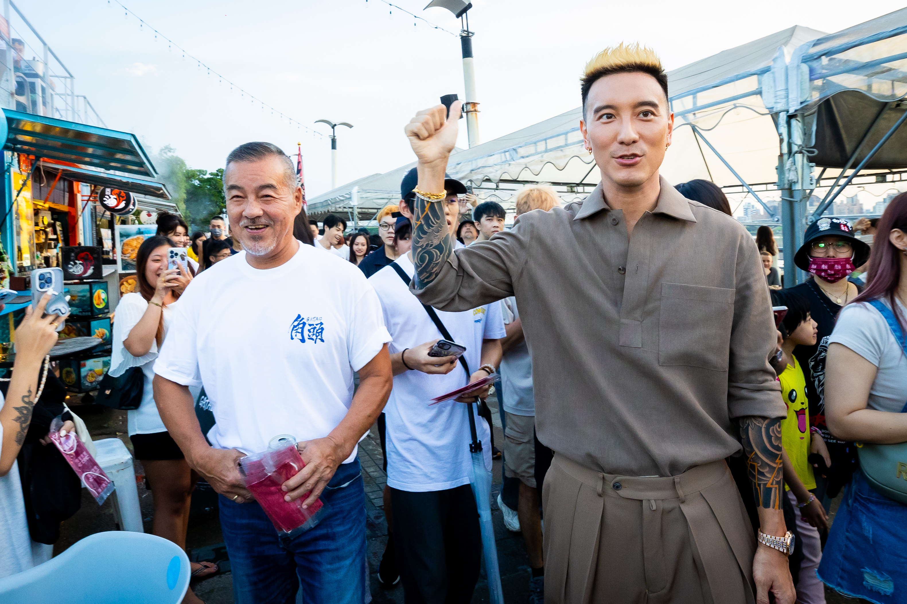 片中分飾父子的龍天翔與王陽明現身大稻埕碼頭的掃街，而王陽明也為兌現承諾，已預備好10萬元的手錶送粉絲。（曼尼娛樂提供）