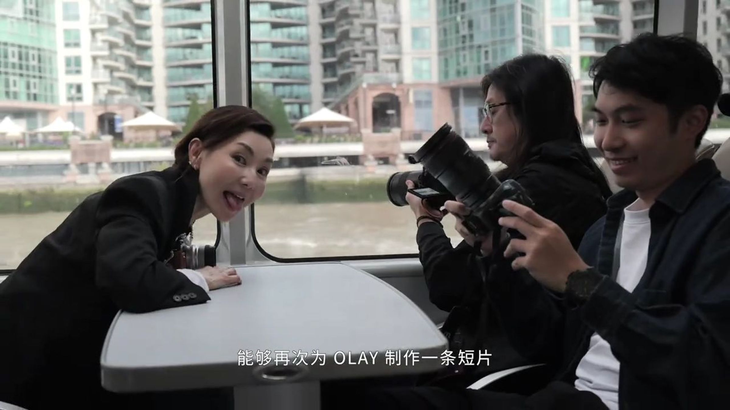 與熟悉的工作人員再度合作,張曼玉露出俏皮表情。(翻攝張曼玉抖音)