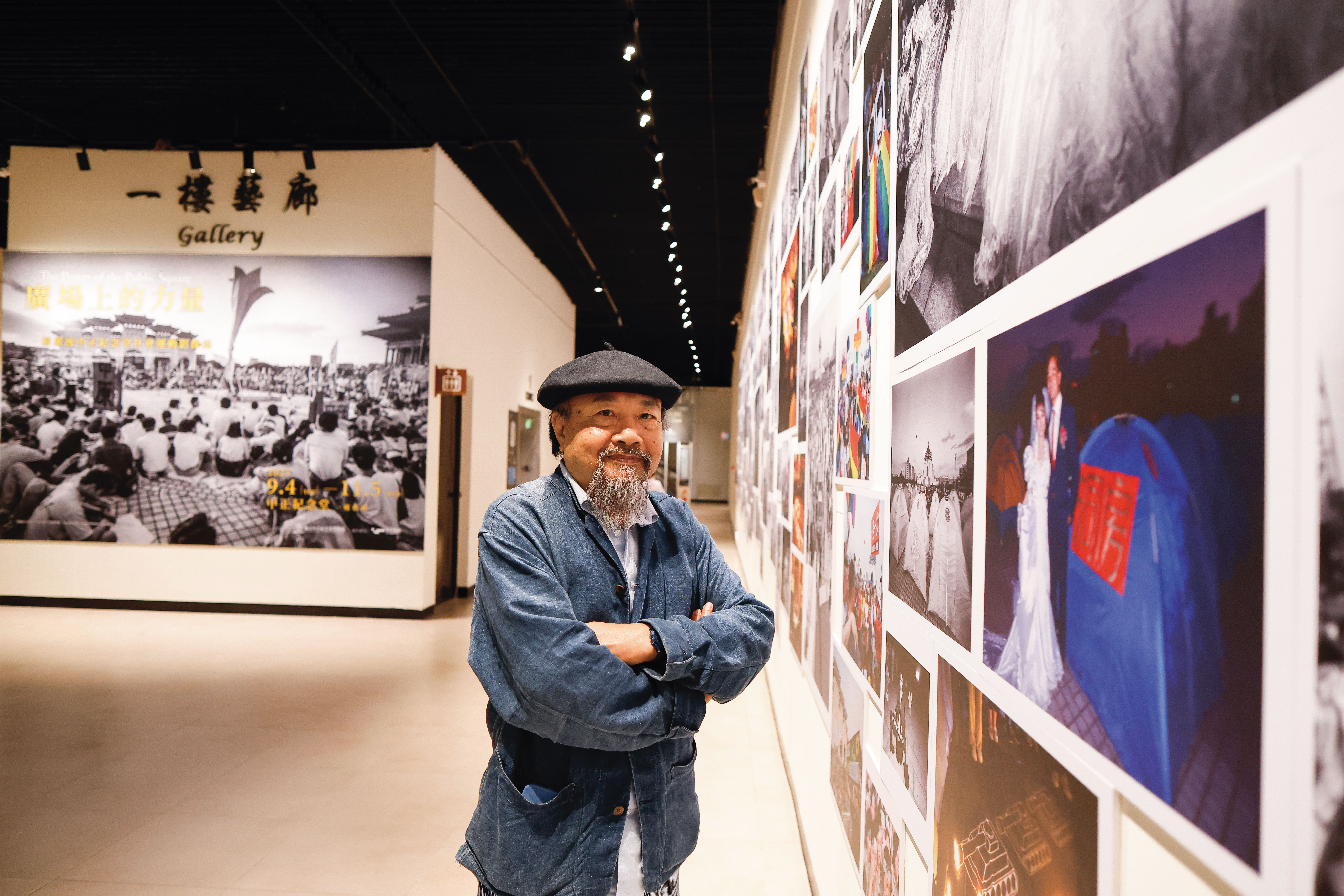 潘禮德認為人權電影節在中正紀念堂放映相當有意義，後為1990年野百合學運歷史照片。