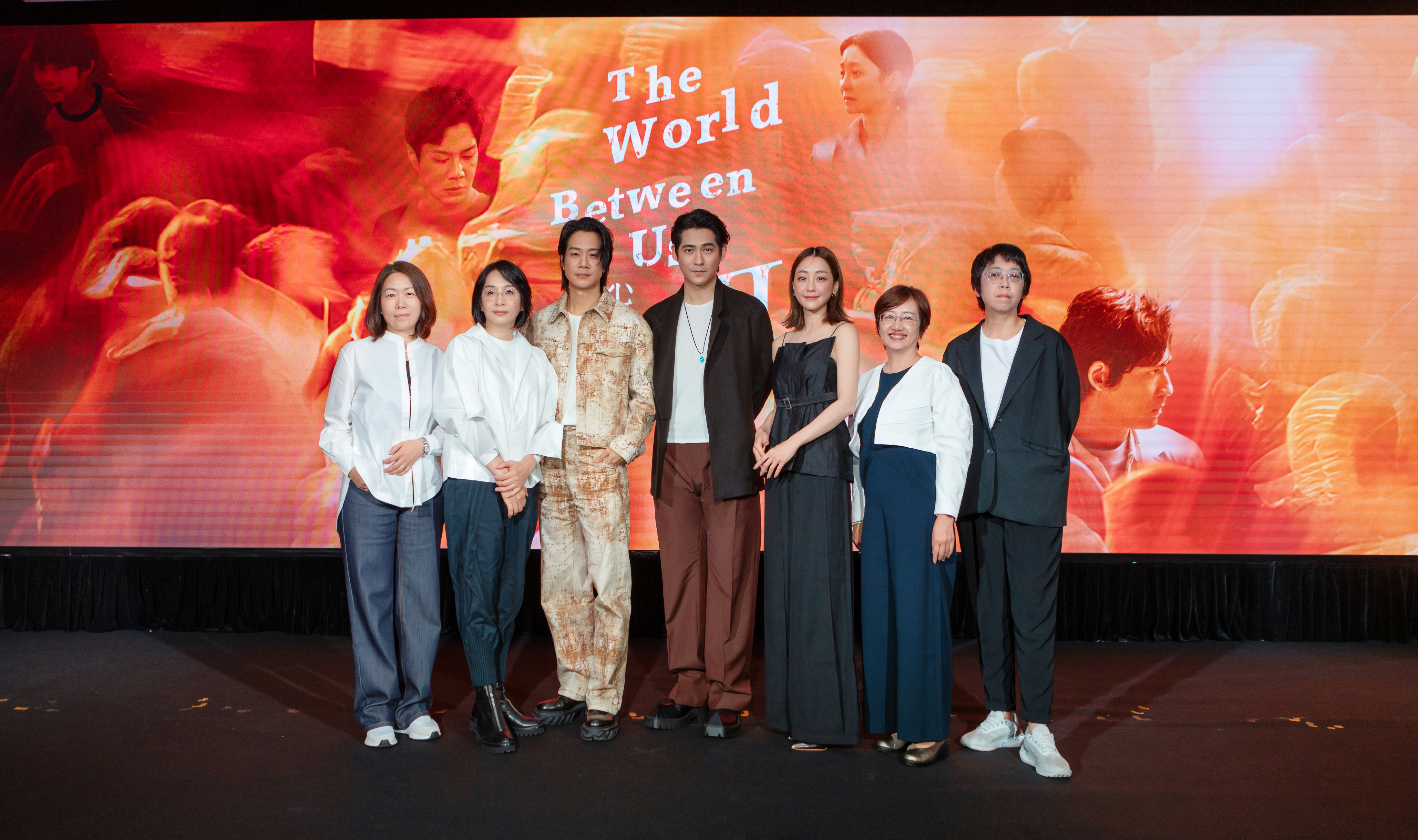 《我們與惡的距離 II》團隊在新加坡ATF亮相。左至右依序為CATCHPLAY執行長楊麗貞、製作人林昱伶、薛仕凌、周渝民、謝欣穎、公視副總經理謝玒玲、公視節目部經理於蓓華。（CATCHPLAY提供）