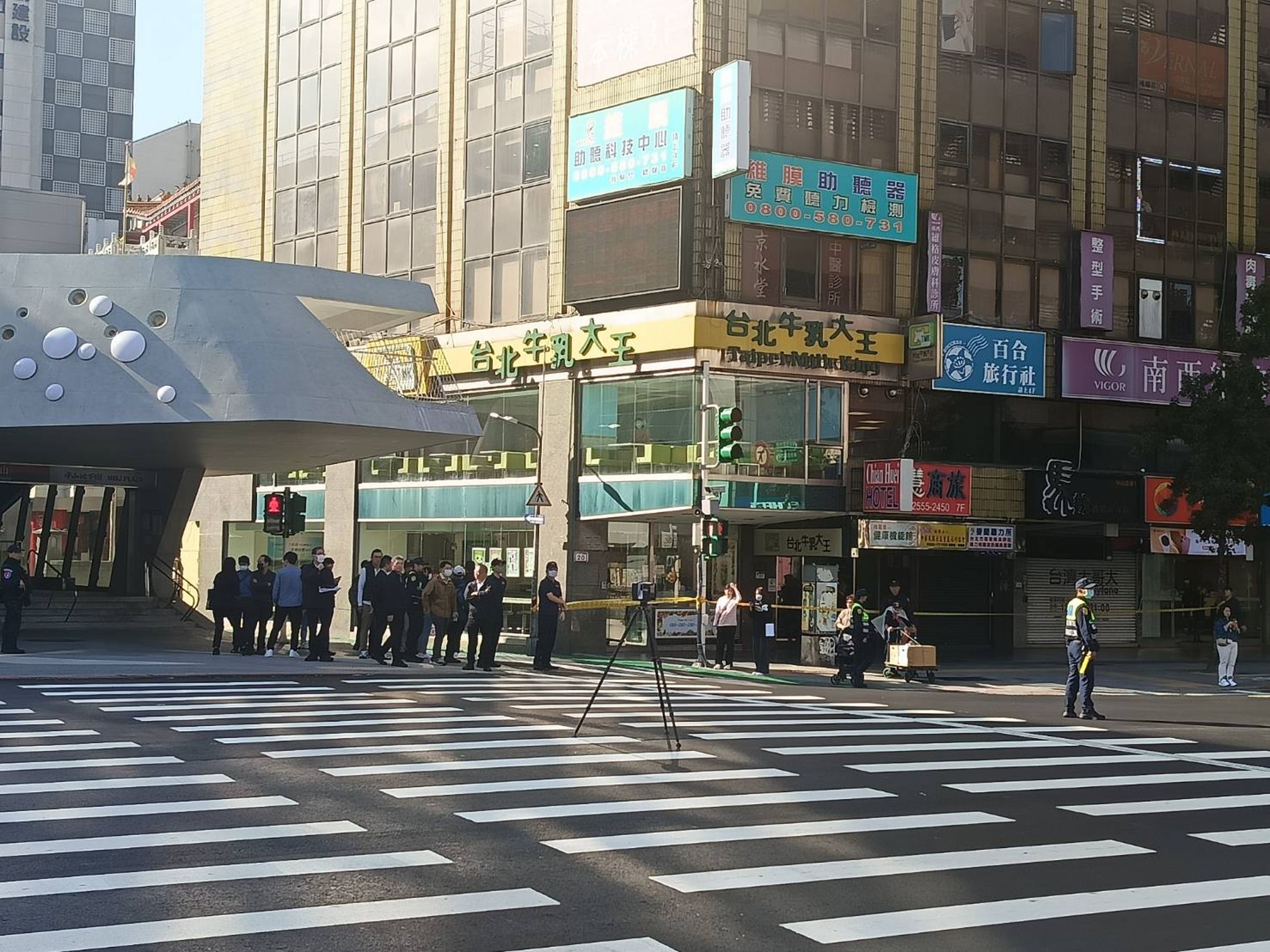 檢警今重回誠品南西店，封街蒐證並出動3D雷射掃描儀重建現場。（翻攝畫面）